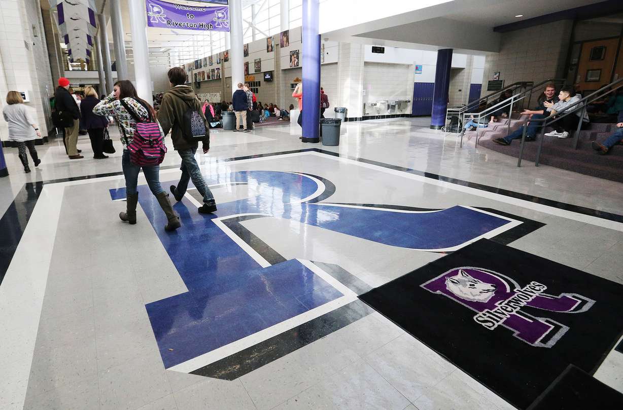 Riverton High School students walk between classes at the school in Riverton on Tuesday, Jan. 5, 2016. (Photo: Jeffrey D. Allred, Deseret News)