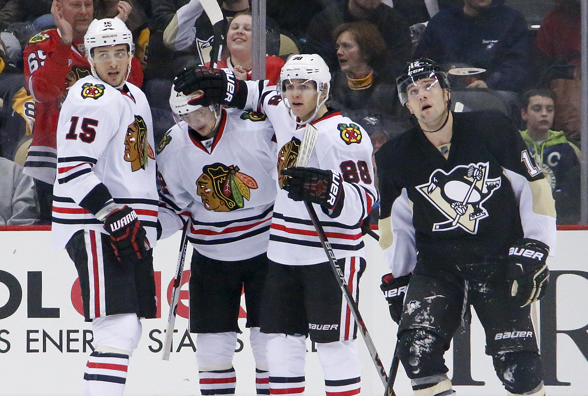 Panarin scores twice as Blackhawks top Penguins 3-2