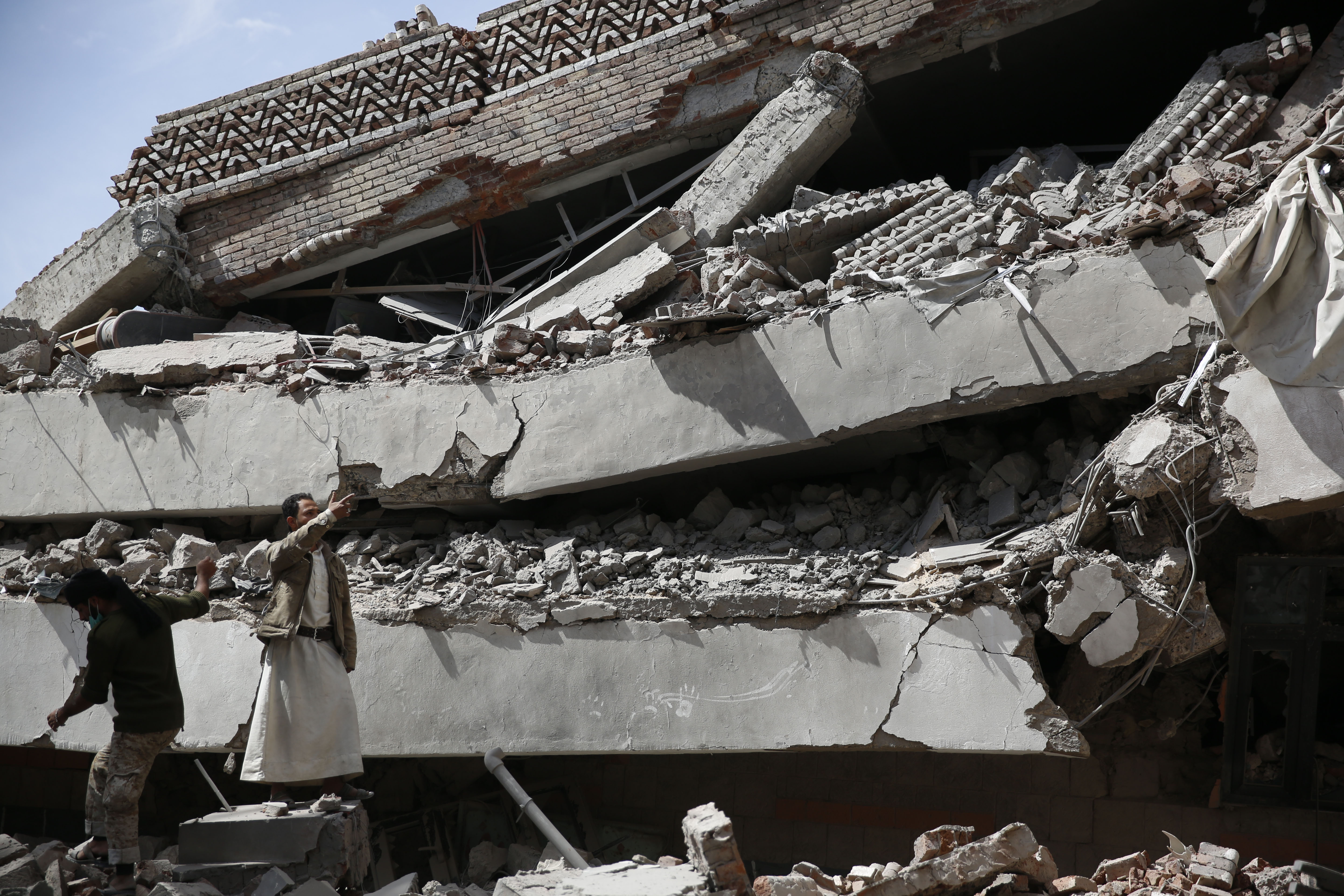 Saudi-led airstrikes in Yemen intensify as rebels fire back