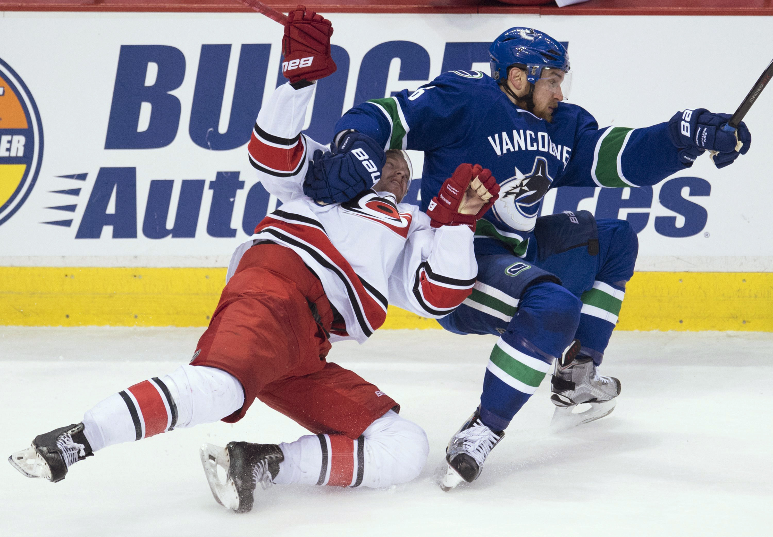 Horvat scores twice, Canucks beat Hurricanes 3-2