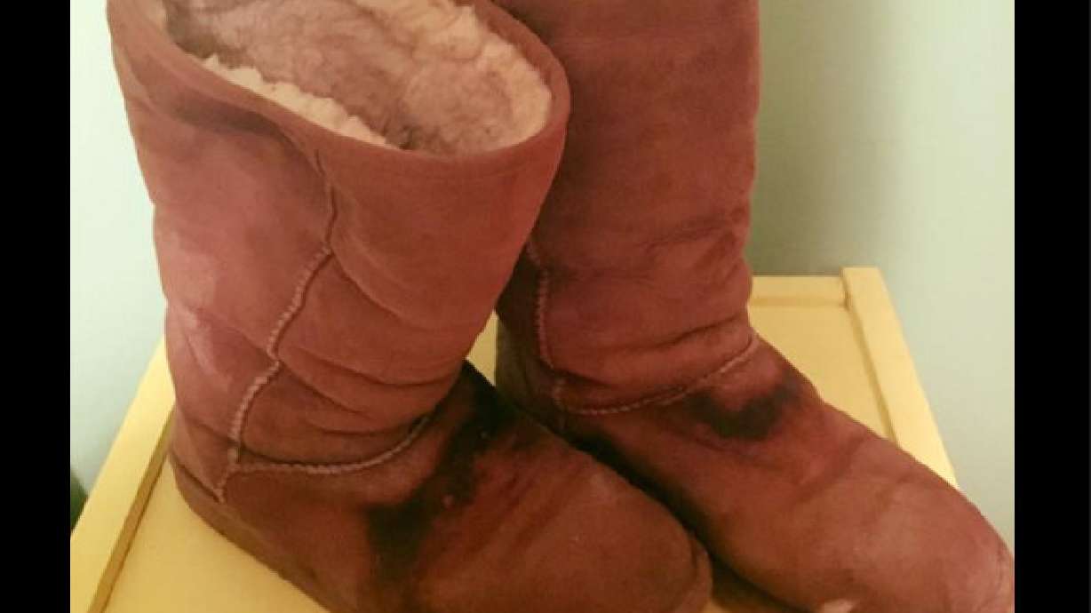Homeless woman receives winter clothes from stranger, offers boots in return