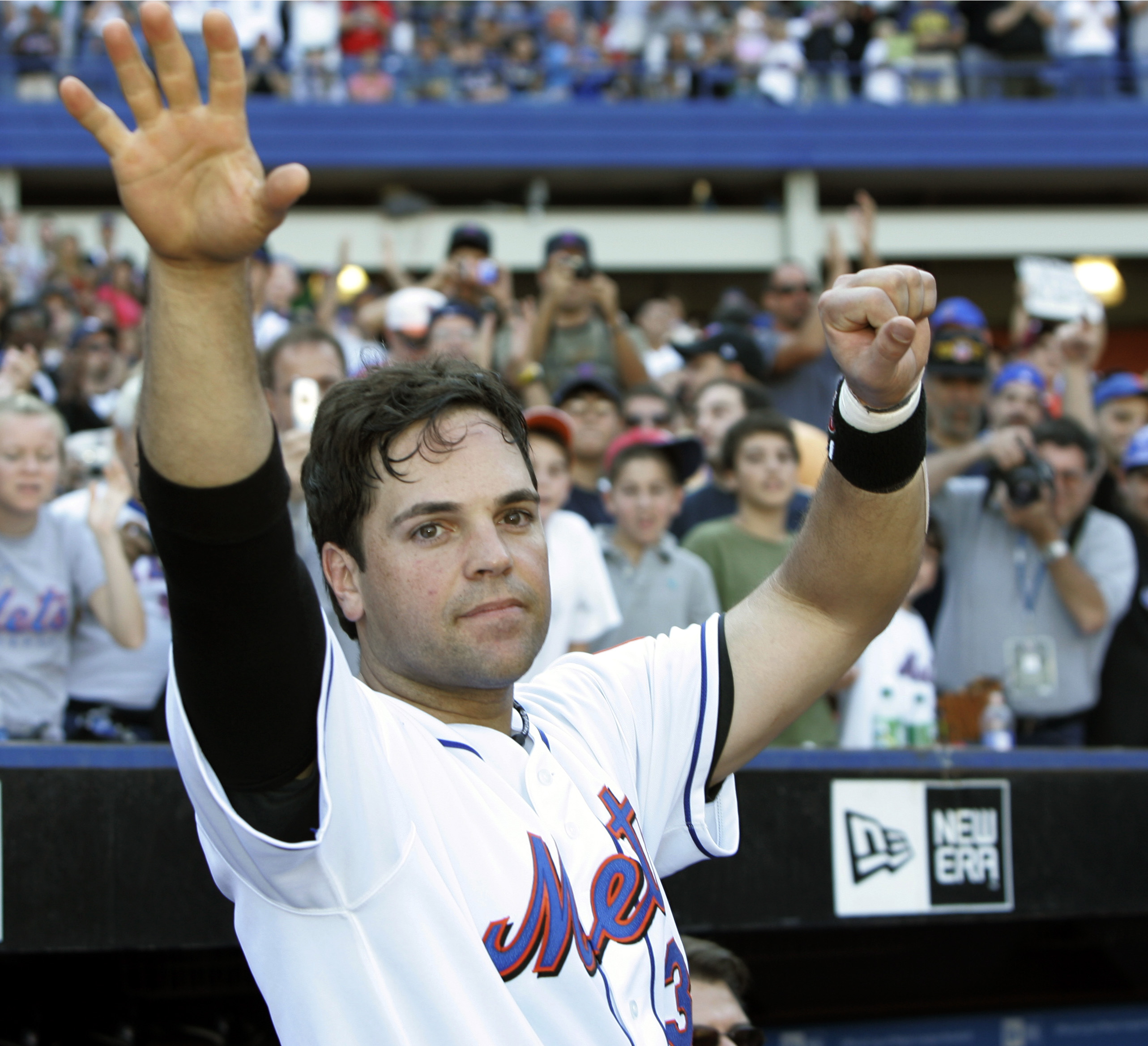 Griffey Jr goes to Hall with Mariners cap; Piazza with Mets