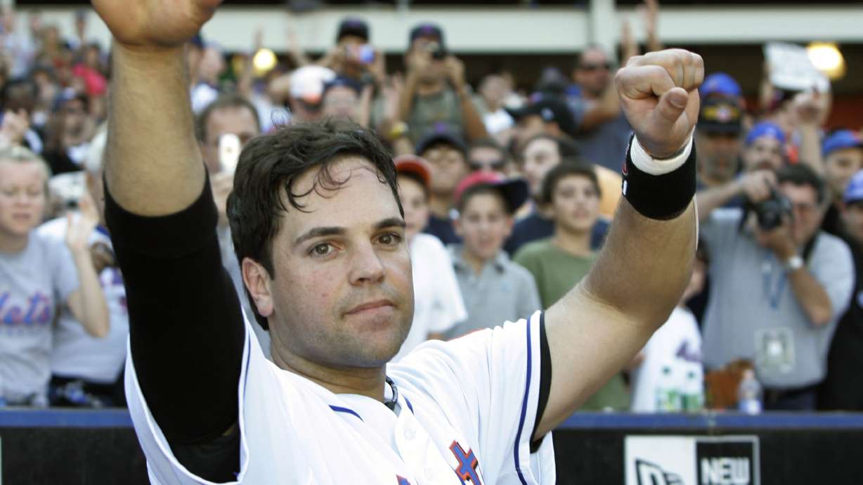 Griffey Jr goes to Hall with Mariners cap; Piazza with Mets
