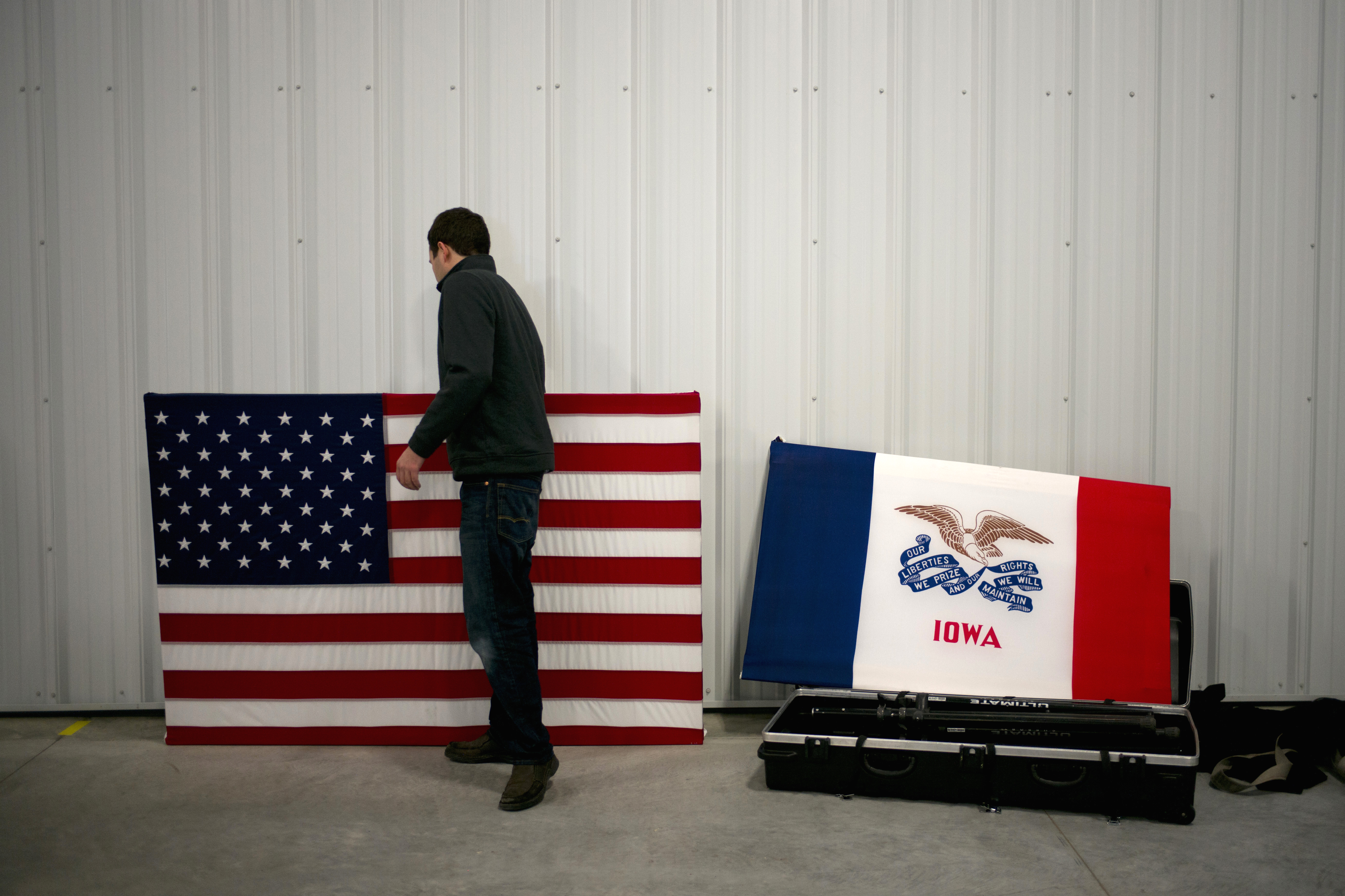 In Iowa, establishment GOP candidates play expectations game