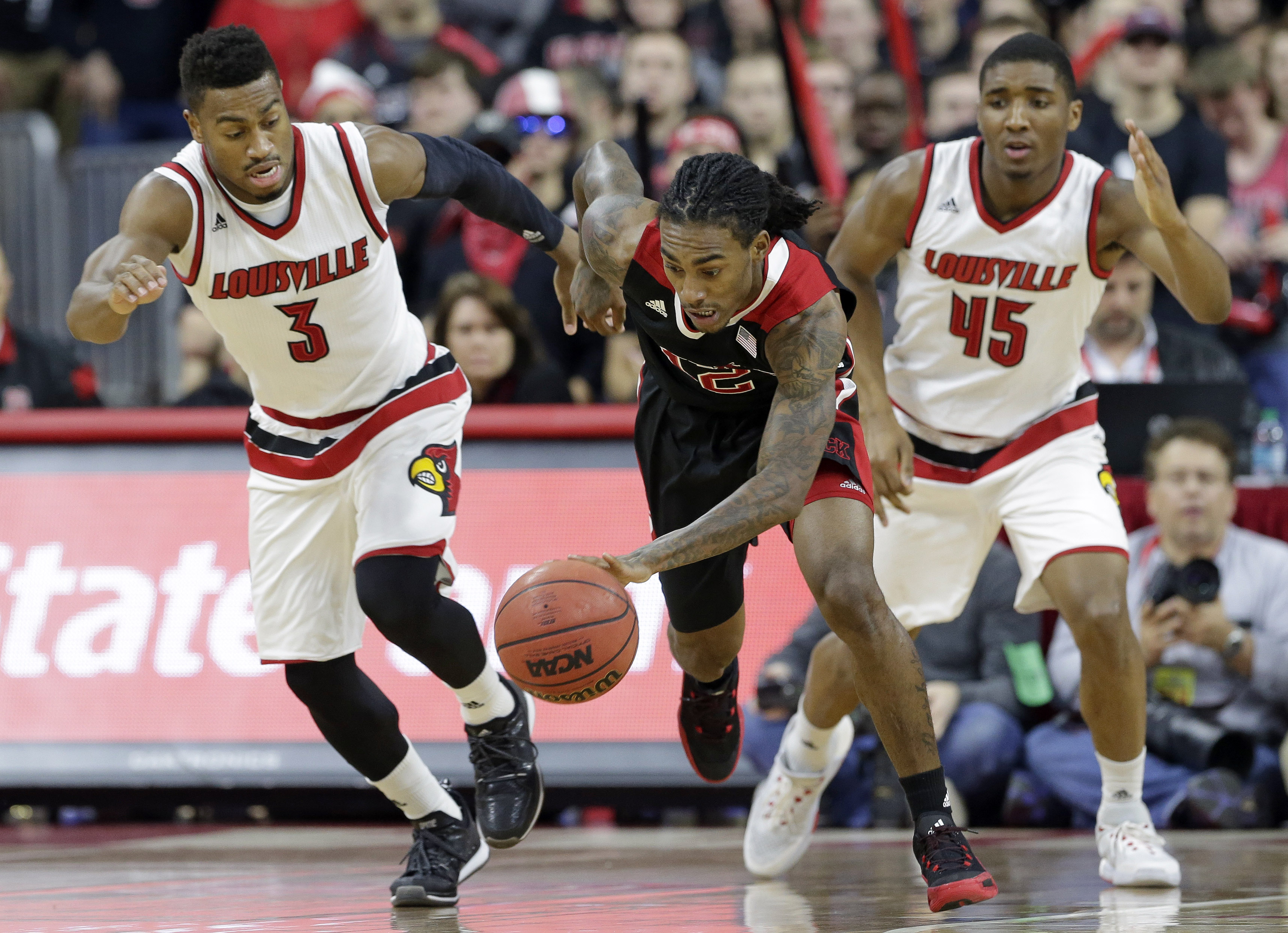 No. 16 Louisville beats NC State 77-72 to go to 2-0 in ACC