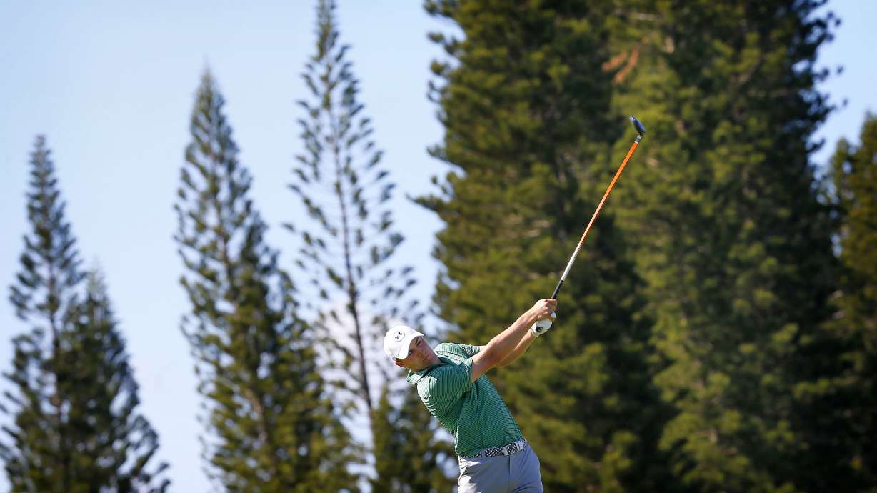 Reed begins title defense at Kapalua with a 65