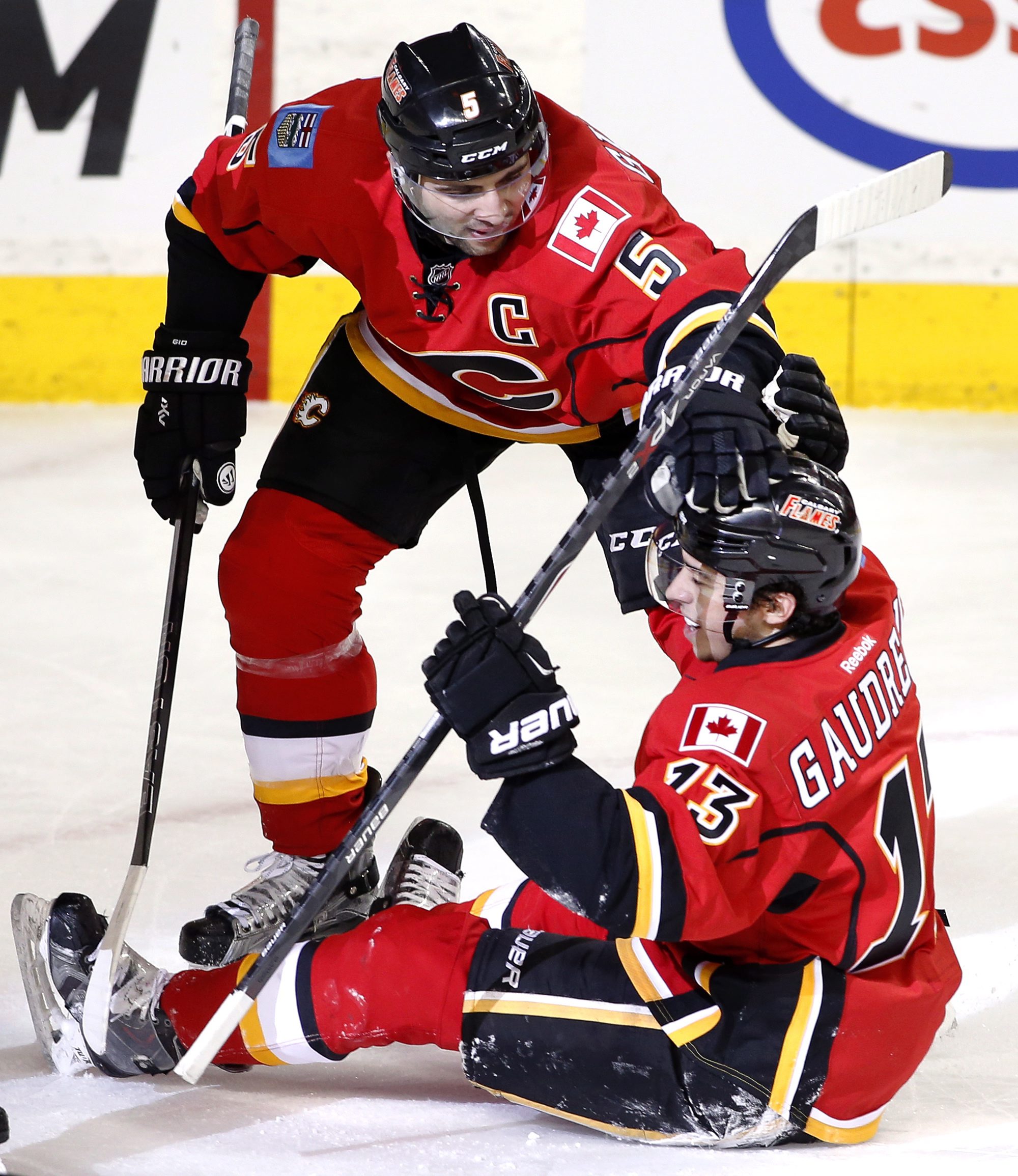 Elliott scores early in 3rd to lift Coyotes over Flames 2-1