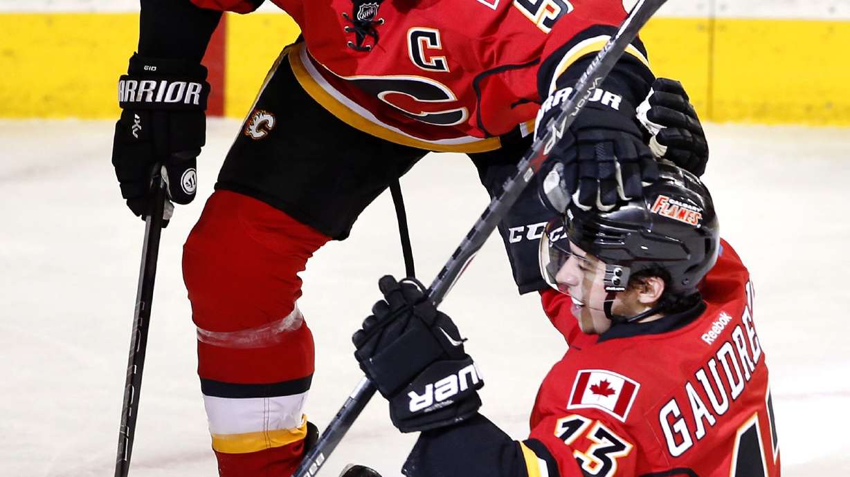 Elliott scores early in 3rd to lift Coyotes over Flames 2-1