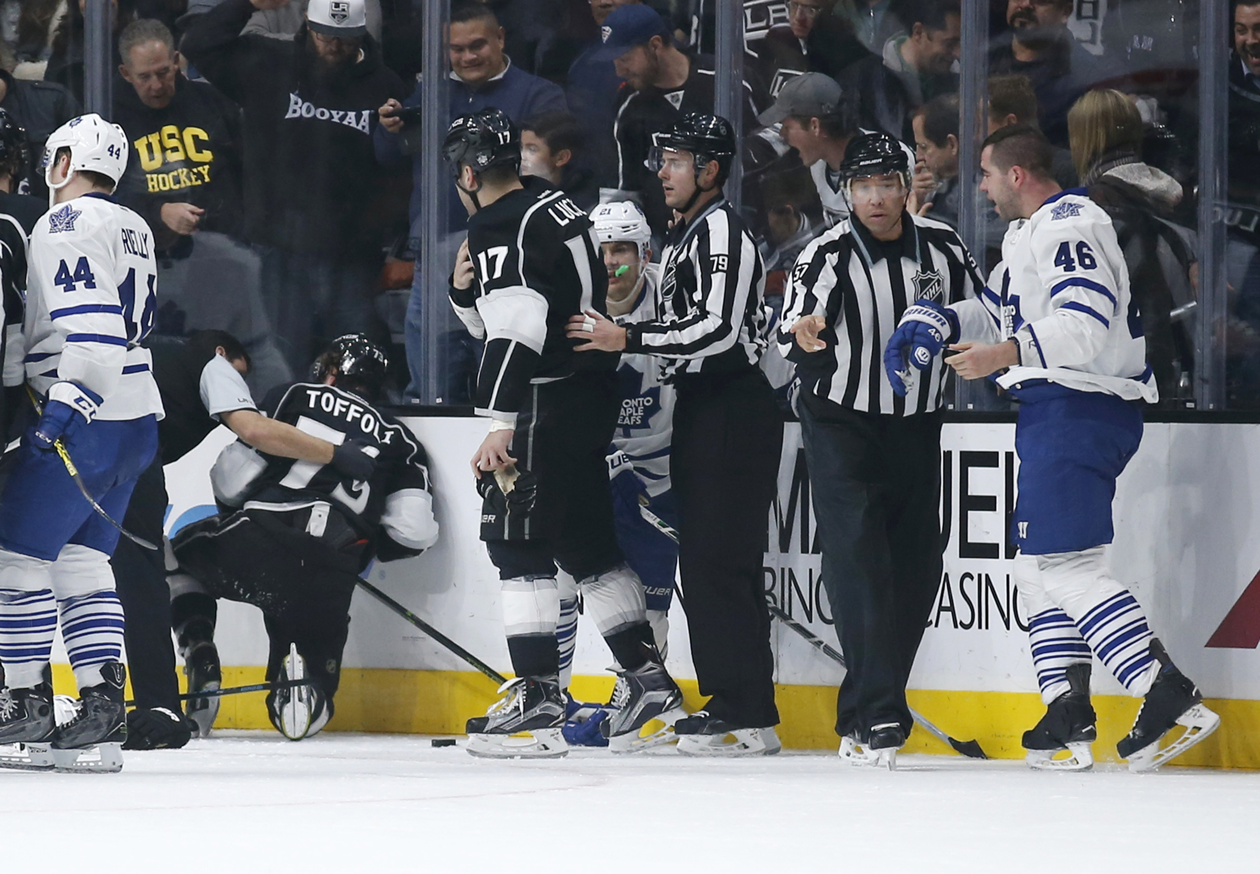 Lecavalier gets assist in debut, LA Kings beat Leafs 2-1