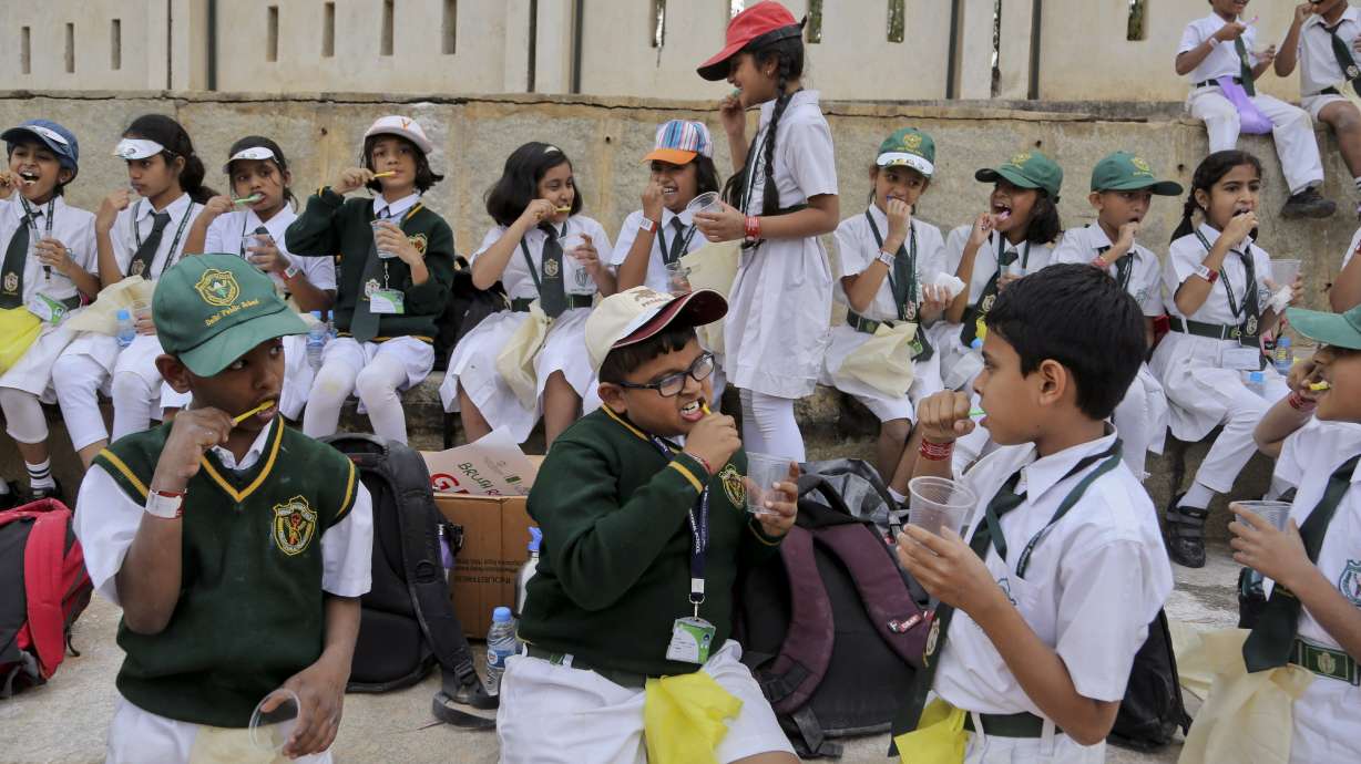 Thousands of Indian kids brush teeth in unison for record
