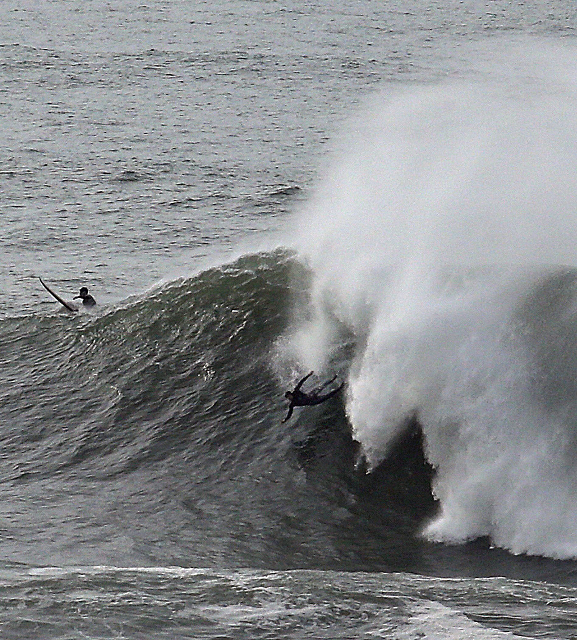 Monster 60-foot waves pound Northern California surf spot