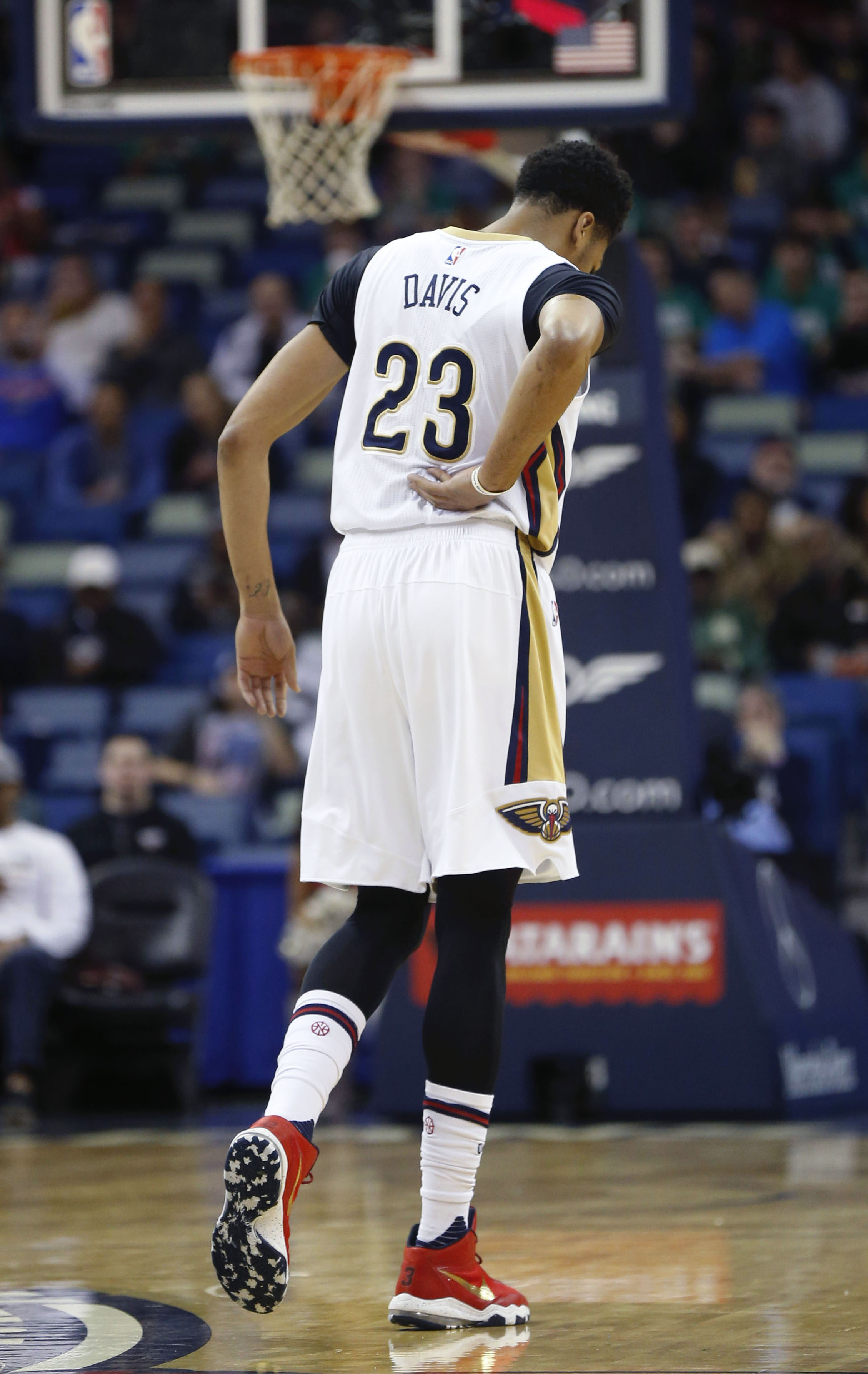 Pelicans' Anthony Davis hurts his back diving into stands
