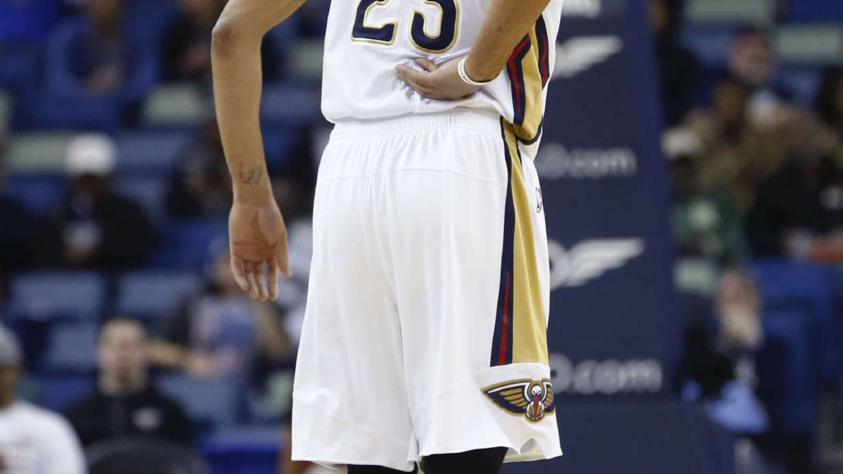Pelicans' Anthony Davis hurts his back diving into stands