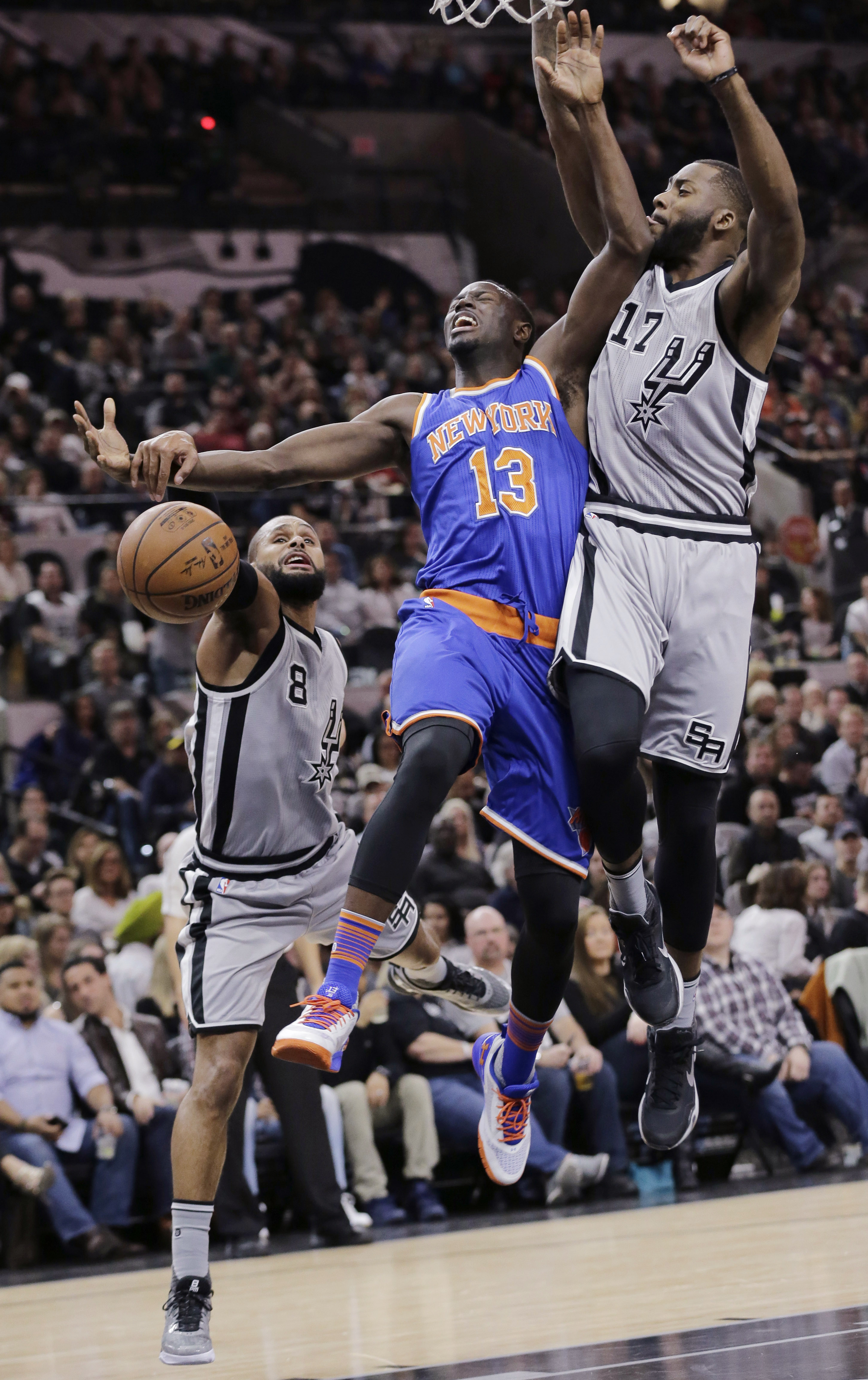 Leonard has double-double; Spurs hold off Knicks 100-99