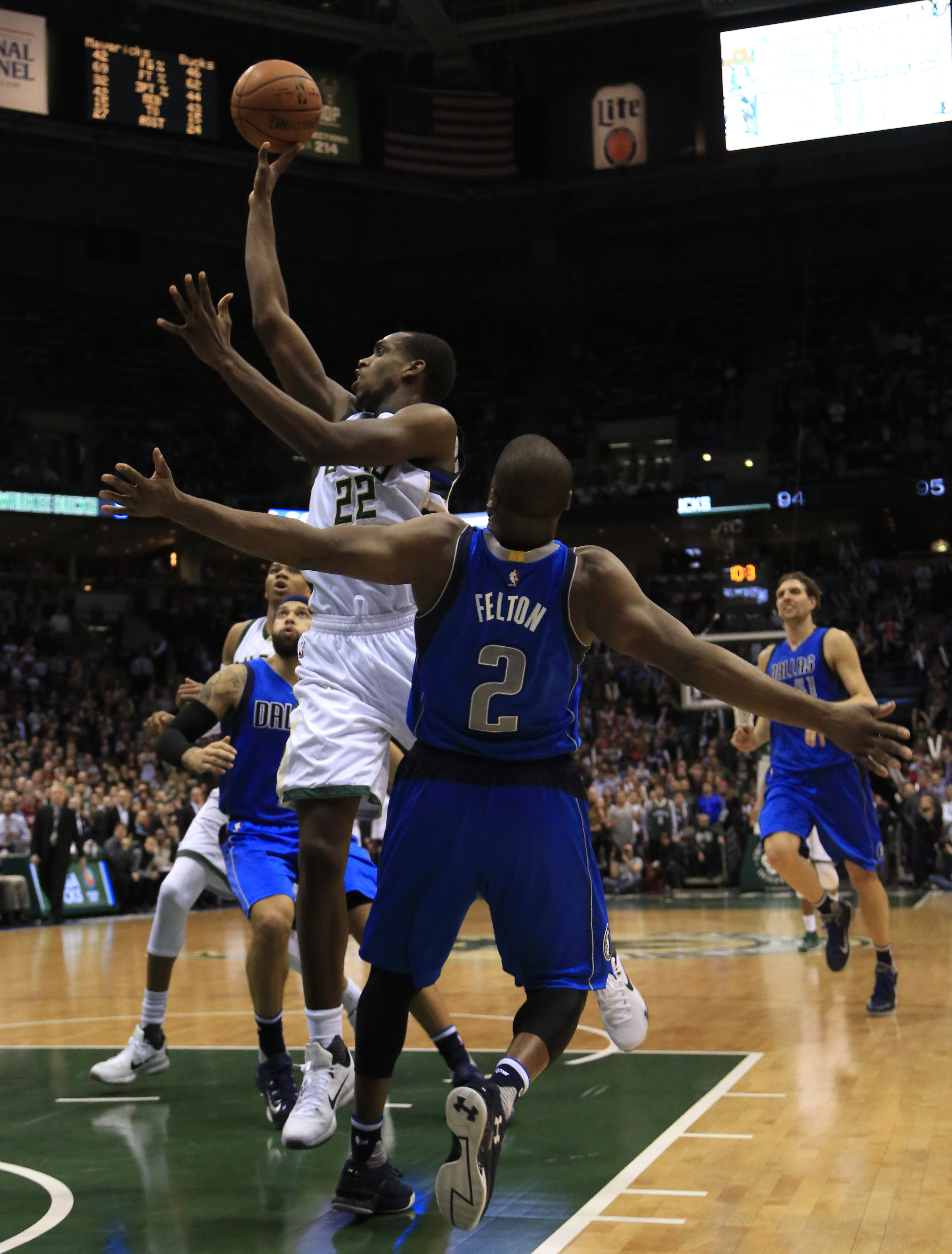 Middleton, Bucks beat Mavericks 96-95