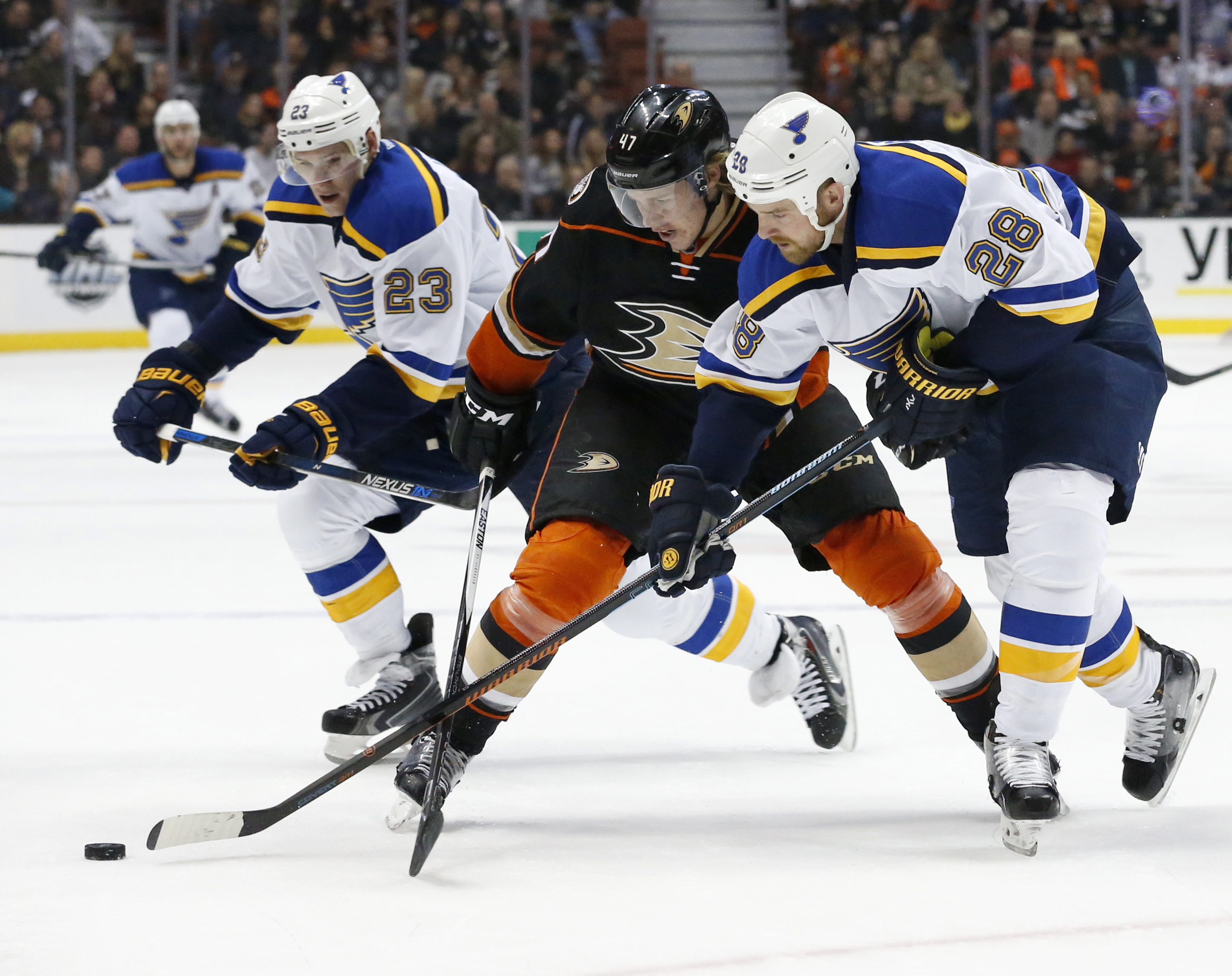 Kesler, Getzlaf lead Ducks past Blues in shootout