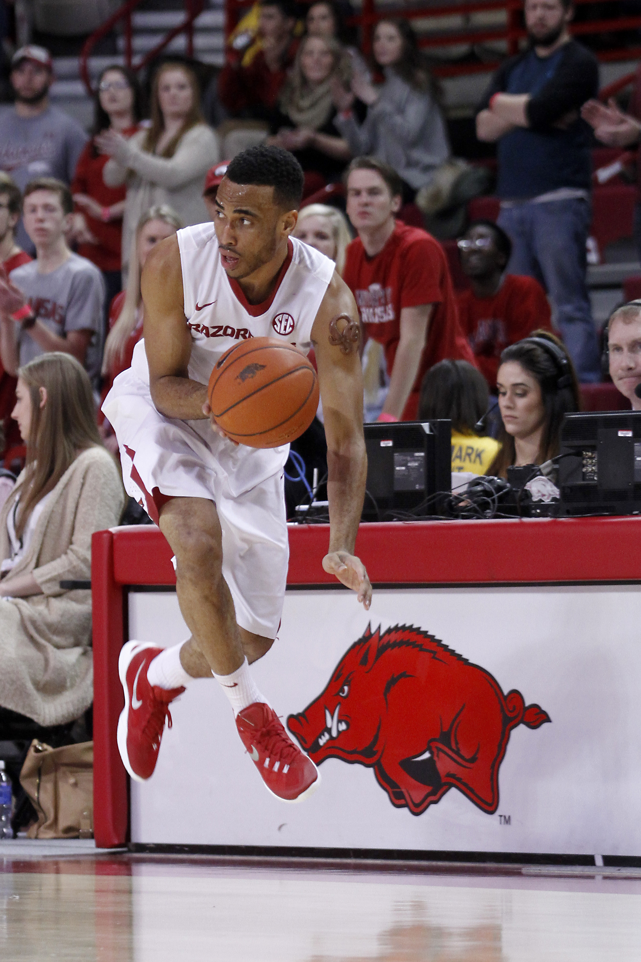 Hannahs, Bell lead Arkansas past Mississippi State 82-68
