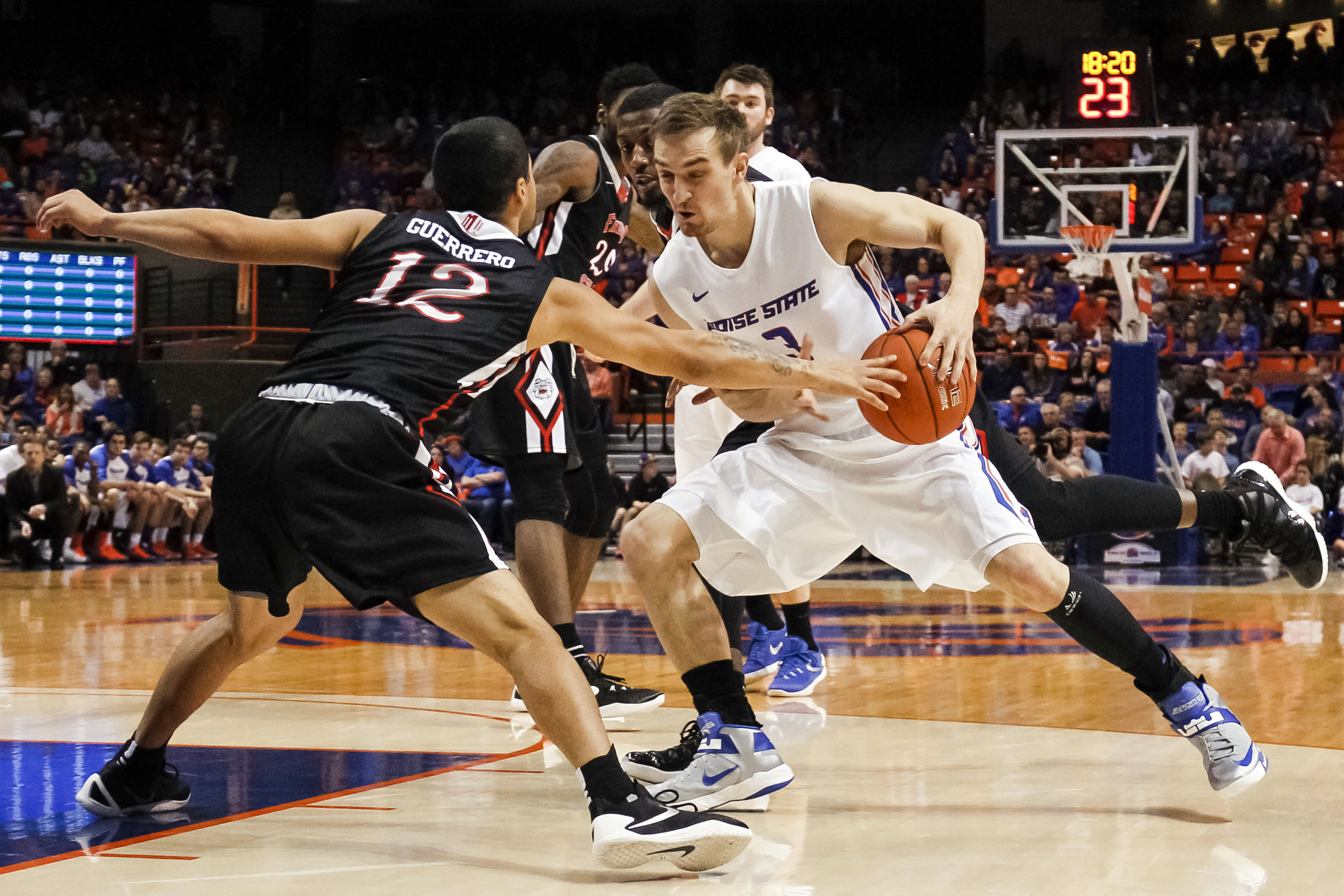 Boise State opens on torrid pace, beats Fresno State 81-70