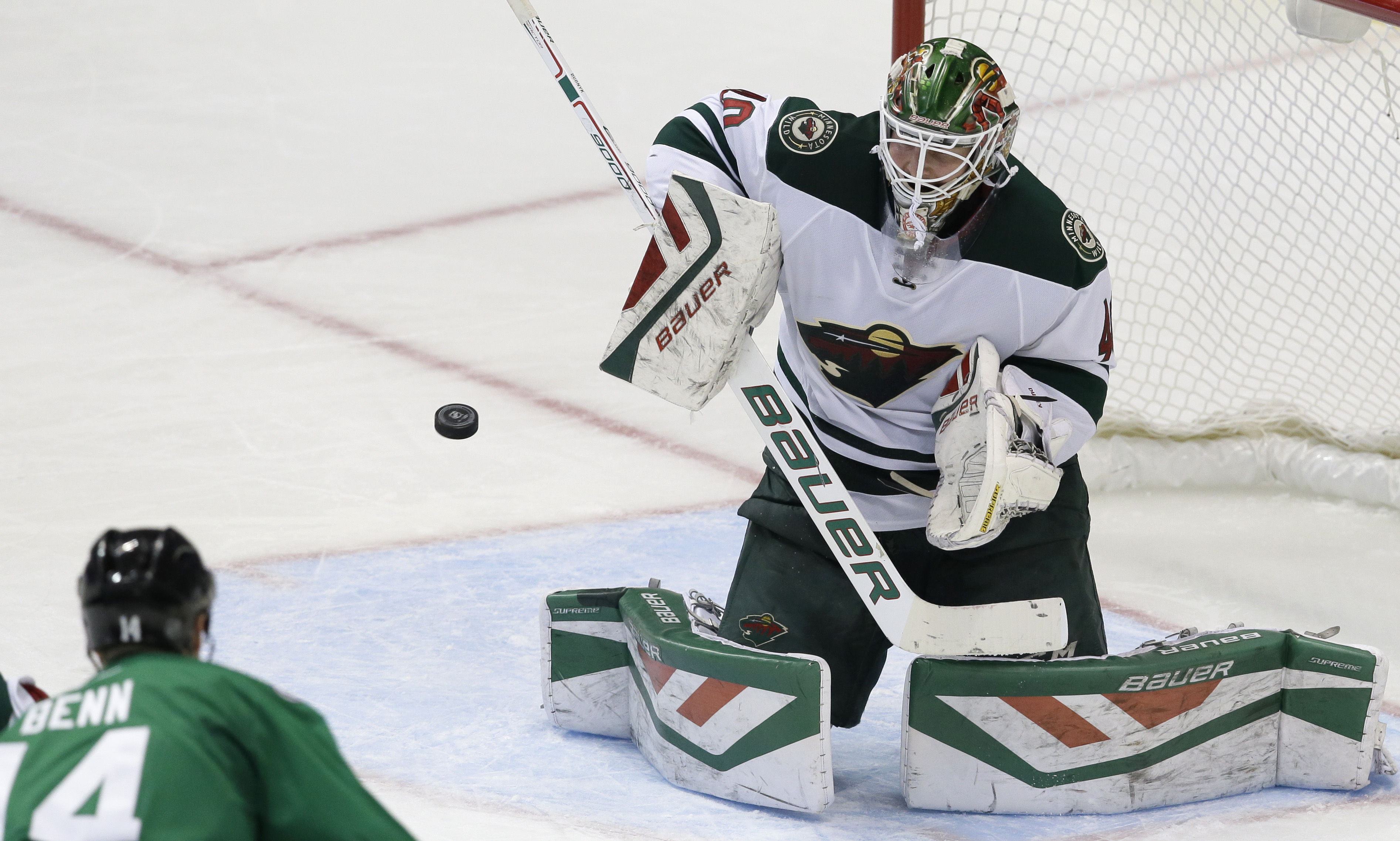 Dubnyk makes 34 saves, Wild hold off Stars 2-1