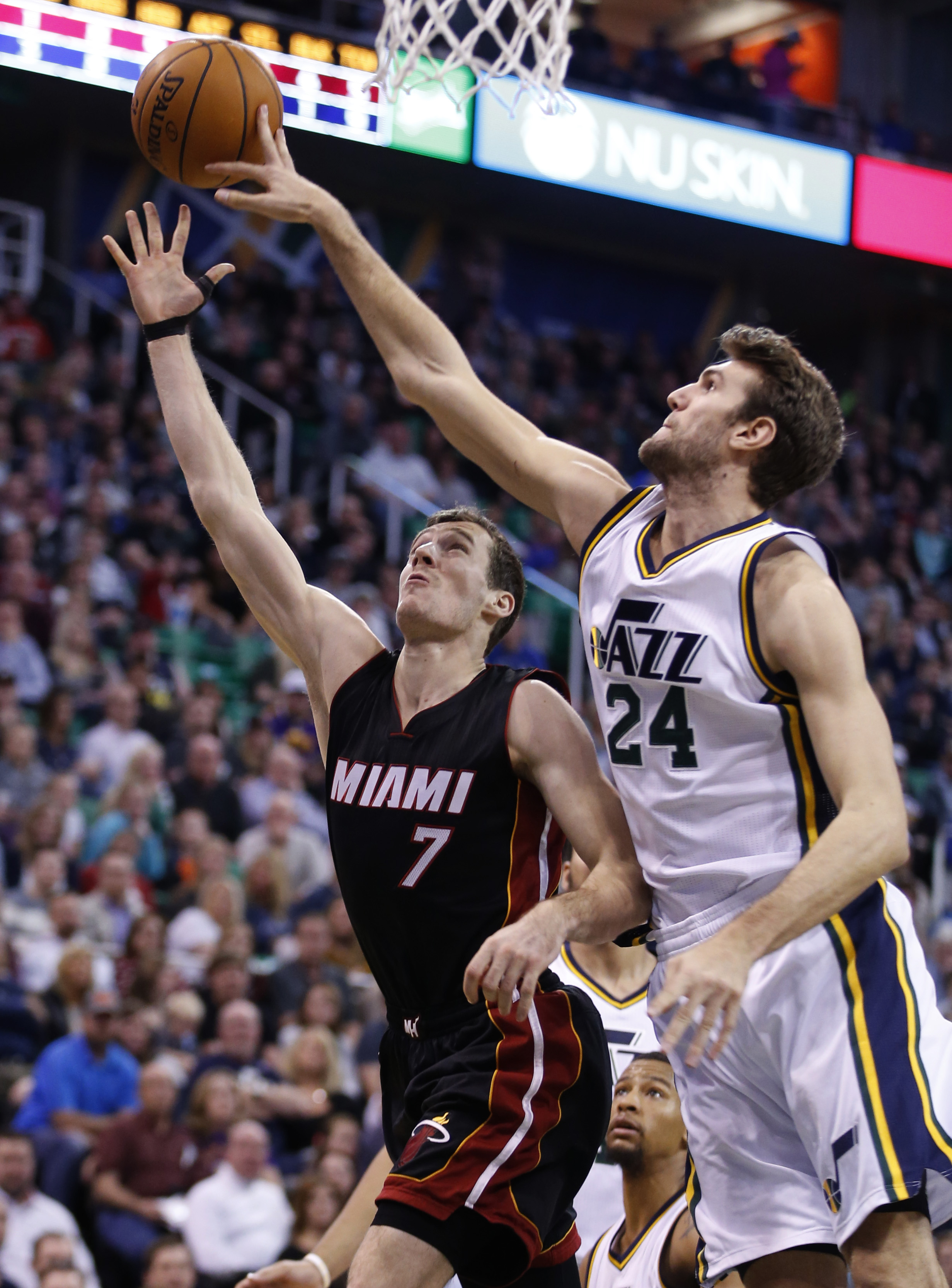 Hayward scores 34 points, Jazz defeat Heat 98-83