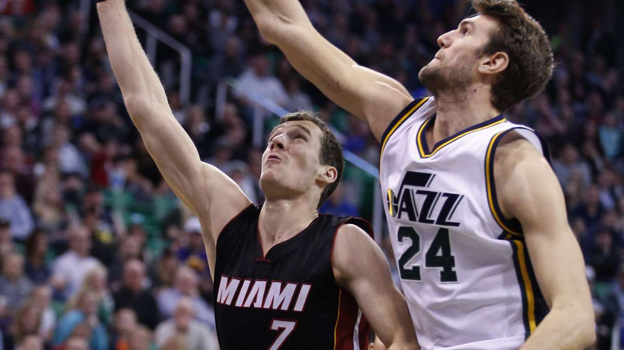 Hayward scores 34 points, Jazz defeat Heat 98-83