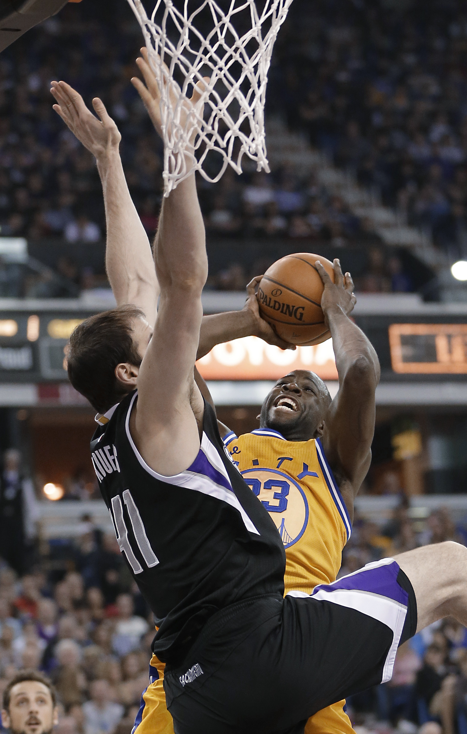 Curry scores 38 points in Warriors' 128-116 win over Kings