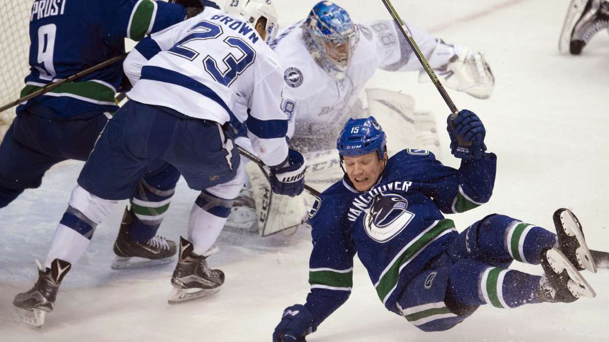 Kucherov's OT goal lifts Lightning past Canucks, 3-2