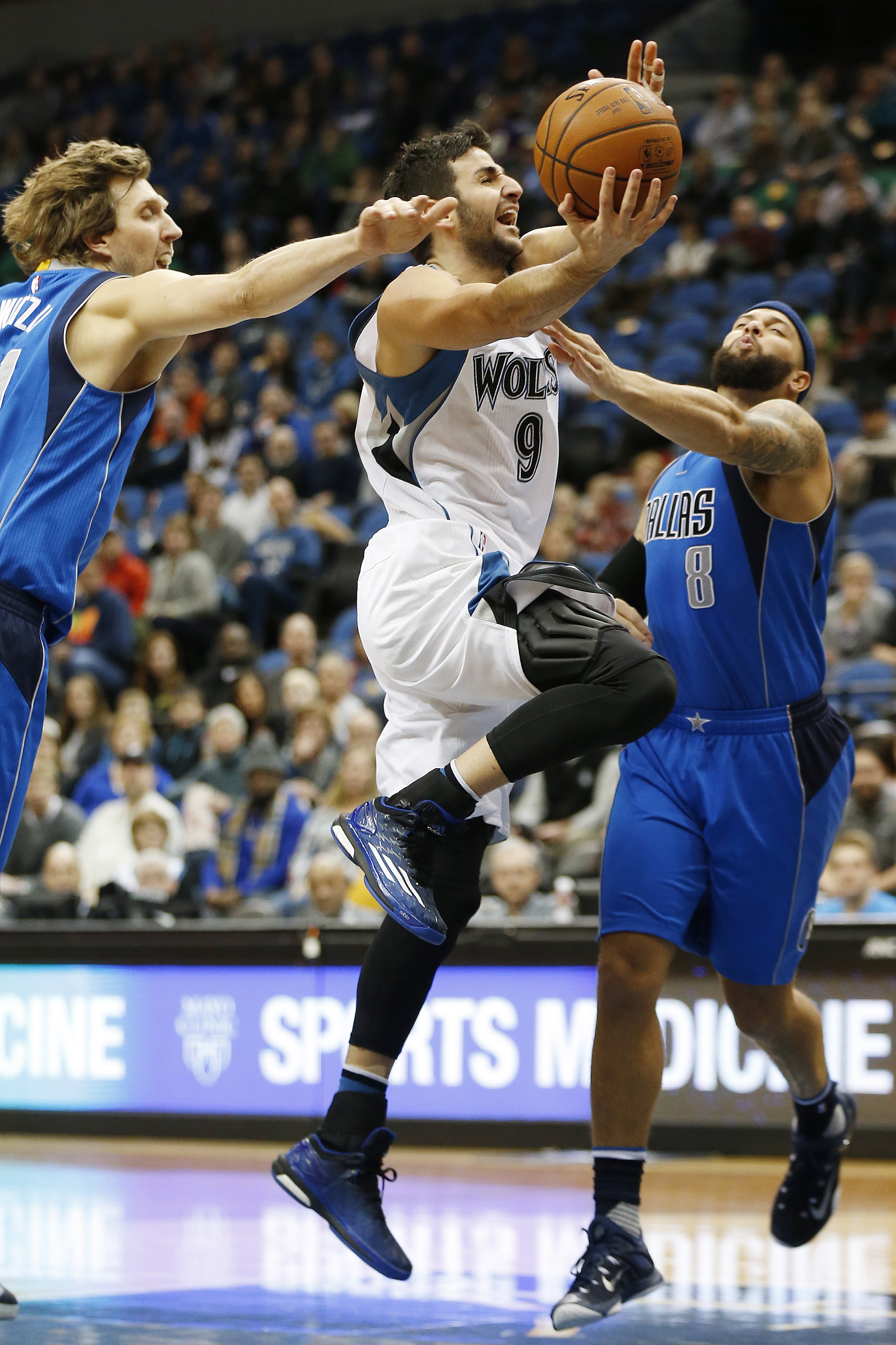 Nowitzki scores 29 points, Mavericks top Timberwolves 93-87