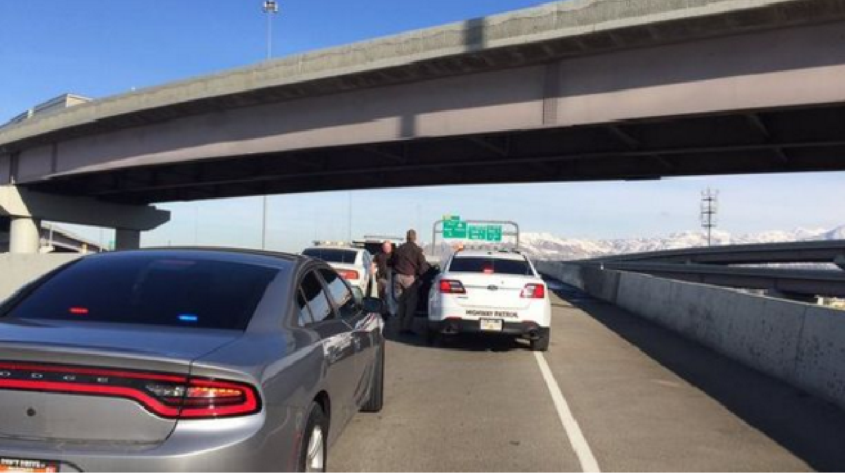 Mujer salta en autopista en UT desde rampa y es trasladada en estado crítico