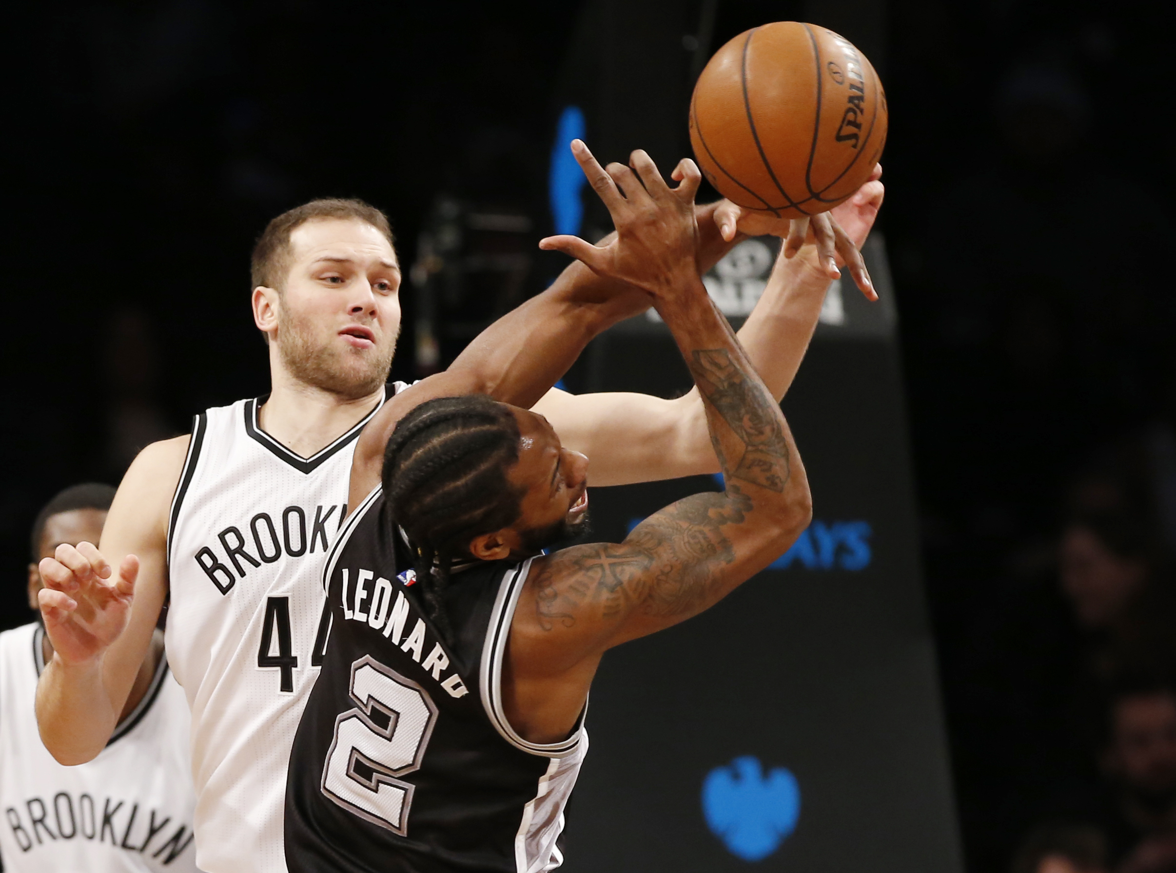 Spurs win 8th straight in Nets' first game since shake-up