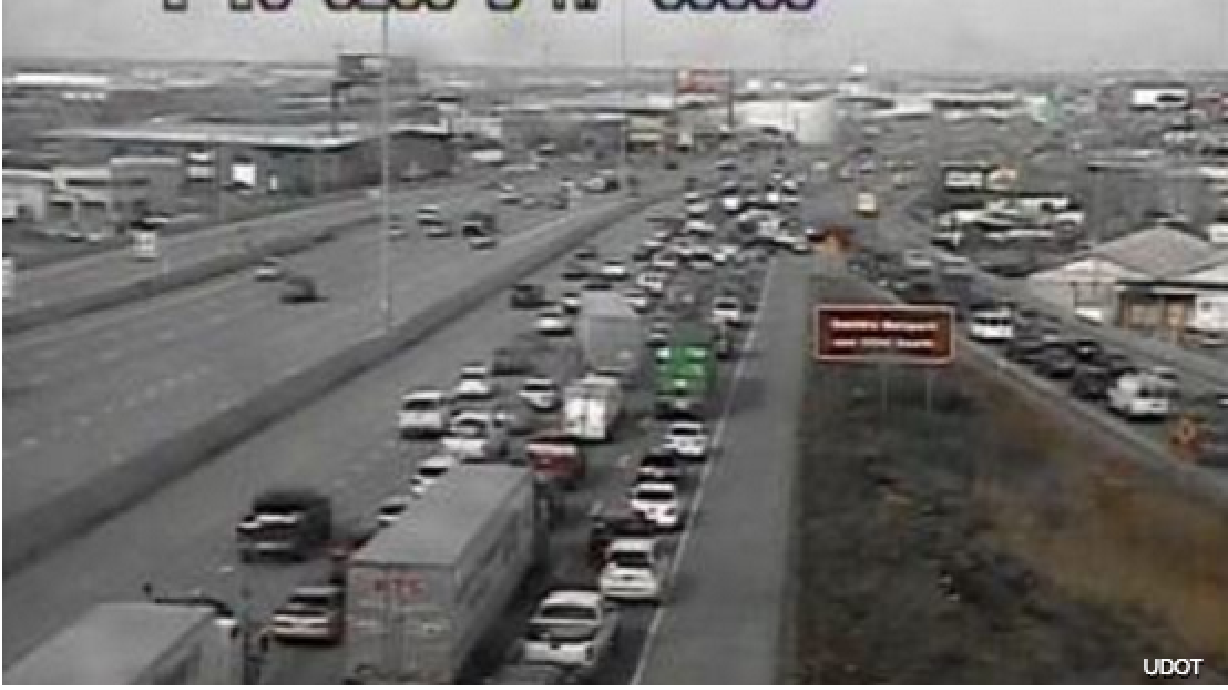 Una persona resultó herida de gravedad al caminar hacia el tráfico por la I-15 en UT