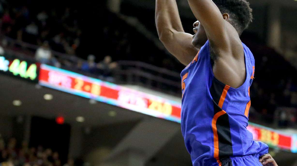 Jones scores 26 to lead No. 15 Texas A&M over Florida 71-68