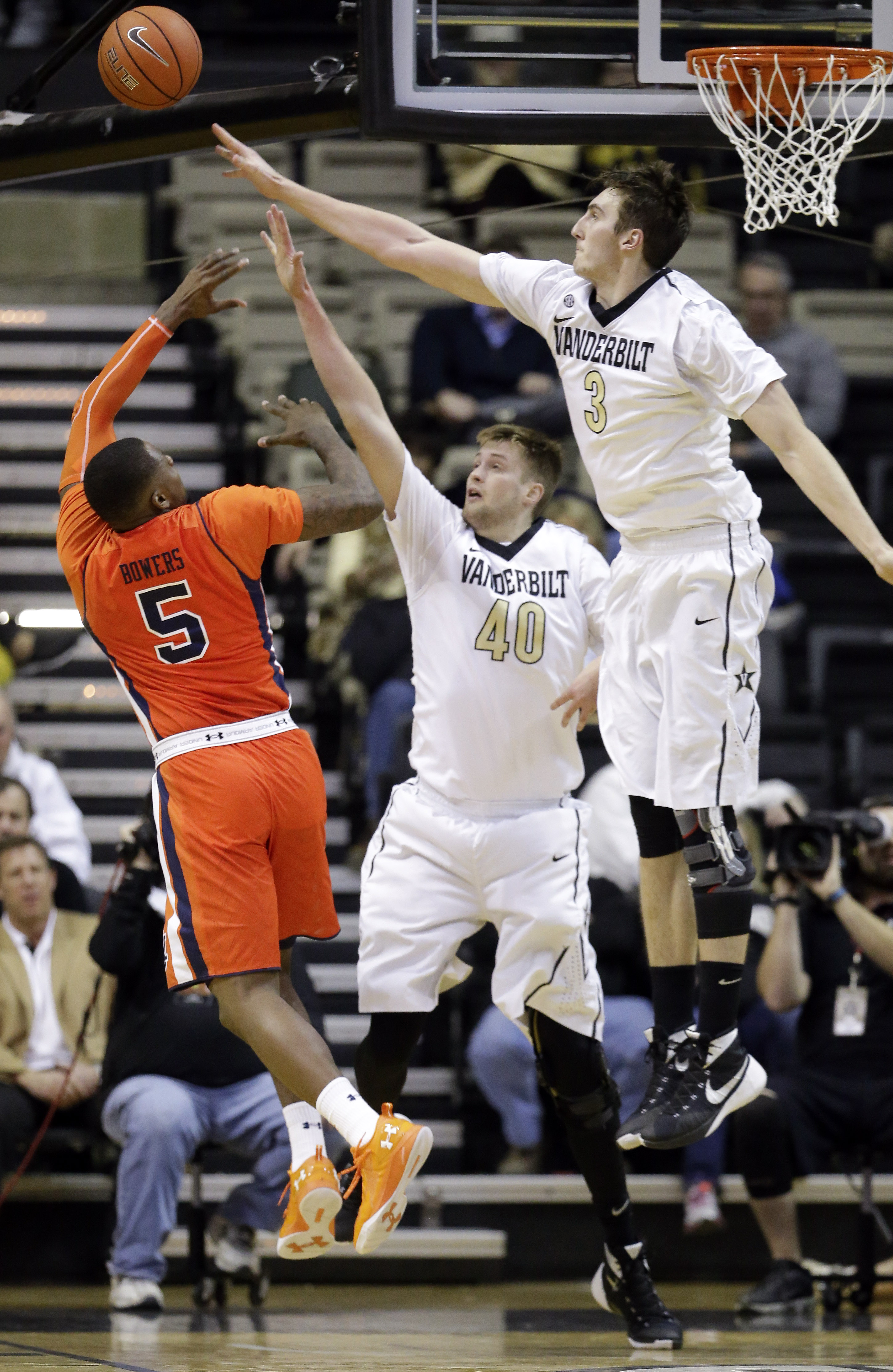 Vanderbilt snaps 3-game SEC skid by beating Auburn 75-57