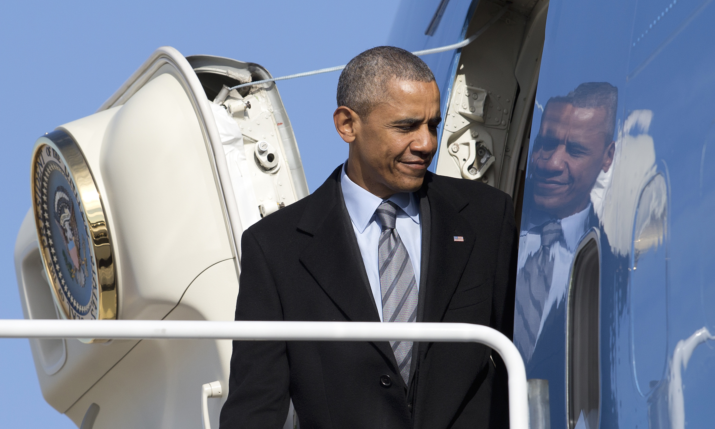 Obama greets Jordan's king as planes wait on tarmac