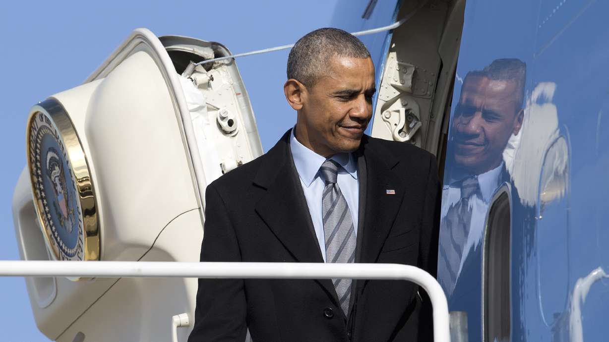 Obama greets Jordan's king as planes wait on tarmac