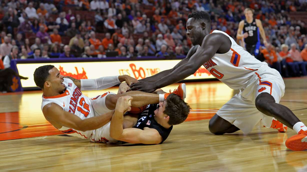 Blossomgame scores 17 to lead Clemson past No. 9 Duke 68-63