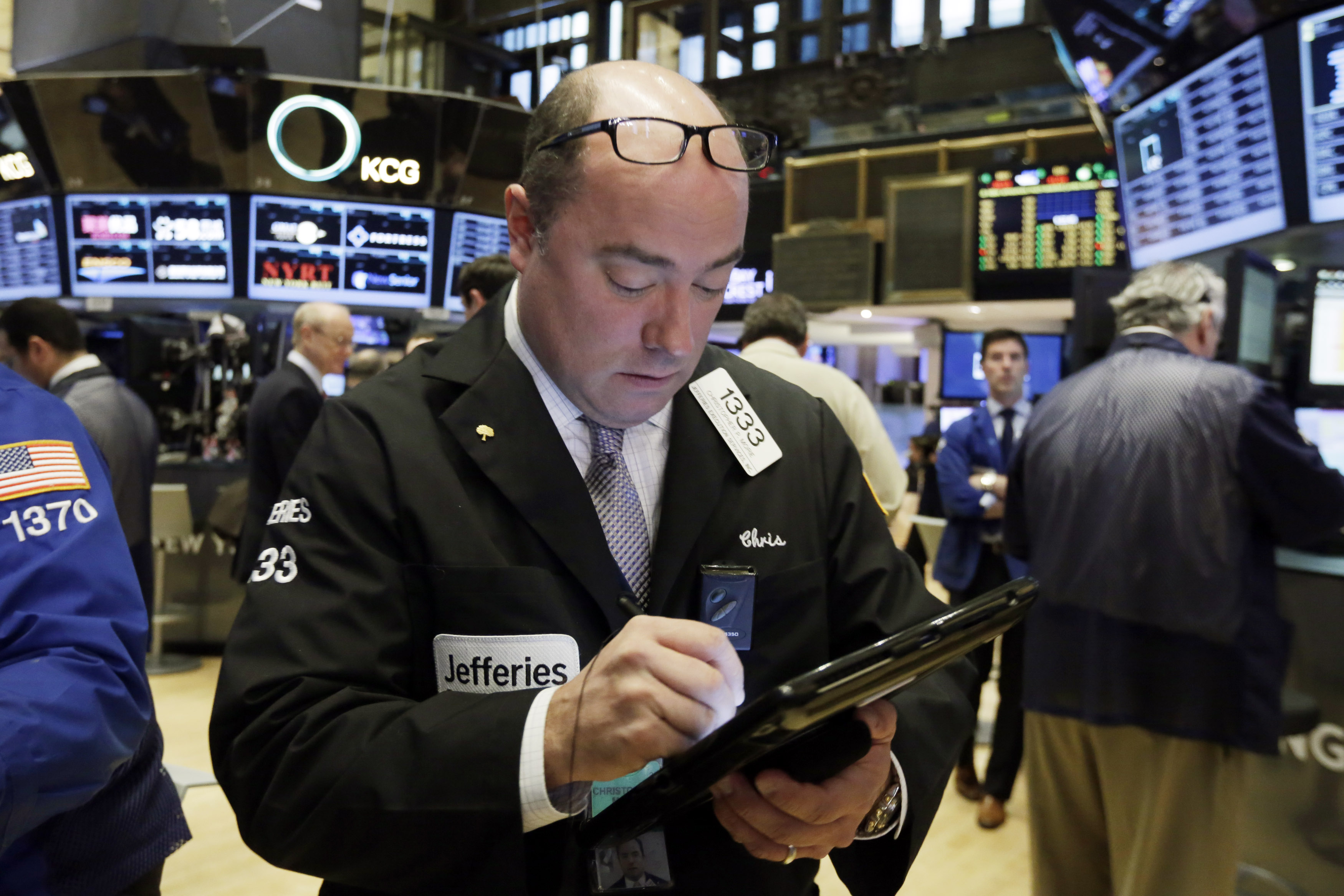 Asian stocks sink as weak oil, Wall Street weigh