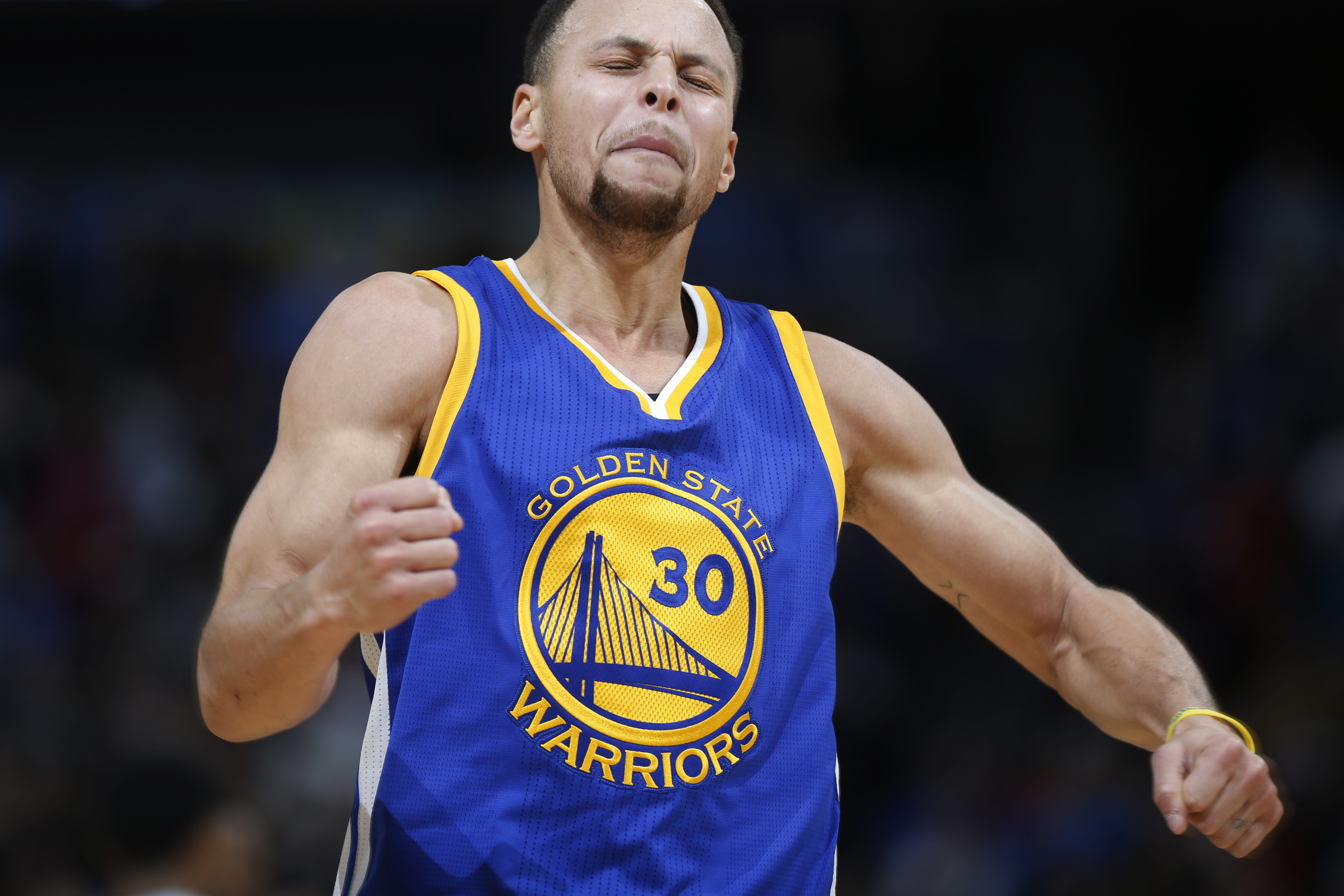 Curry scores 38 but Warriors lose to Nuggets, 112-110