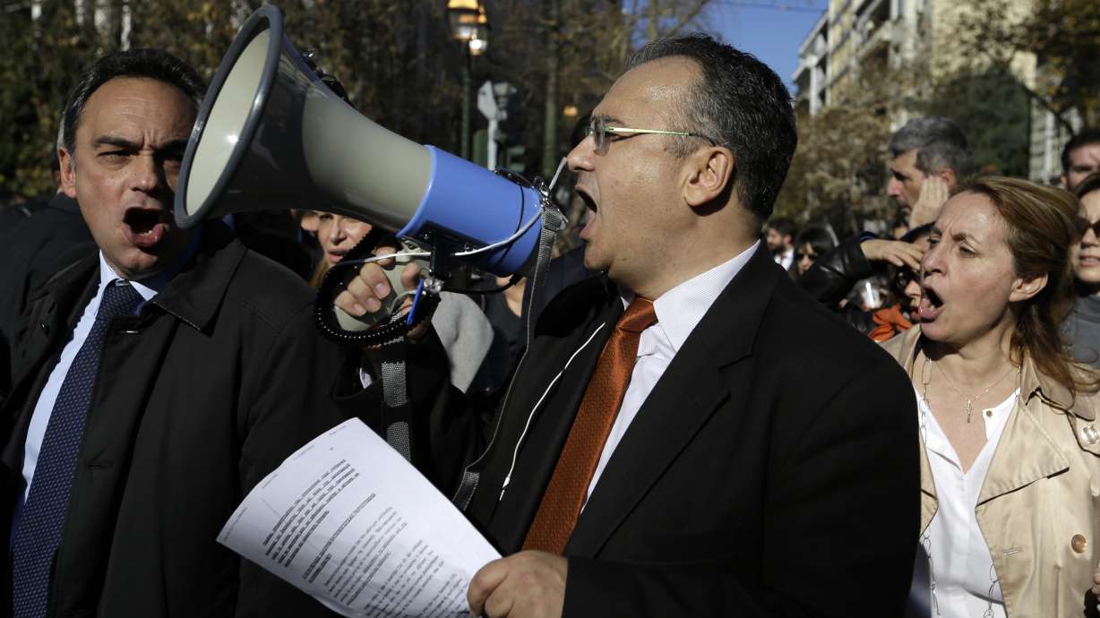 Suited lawyers rally against Greek pension reform