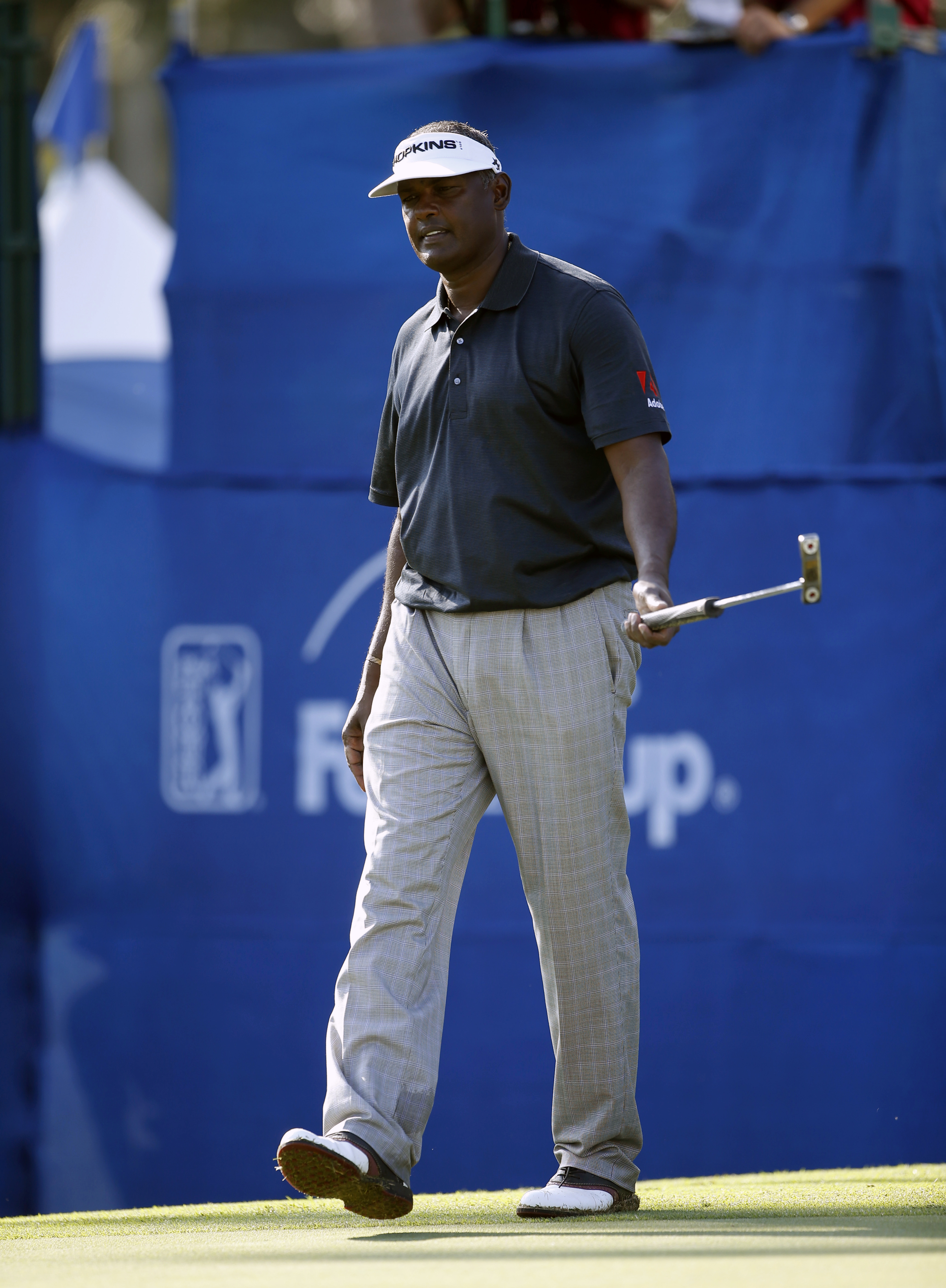 Vijay Singh tied for early lead at Waialae