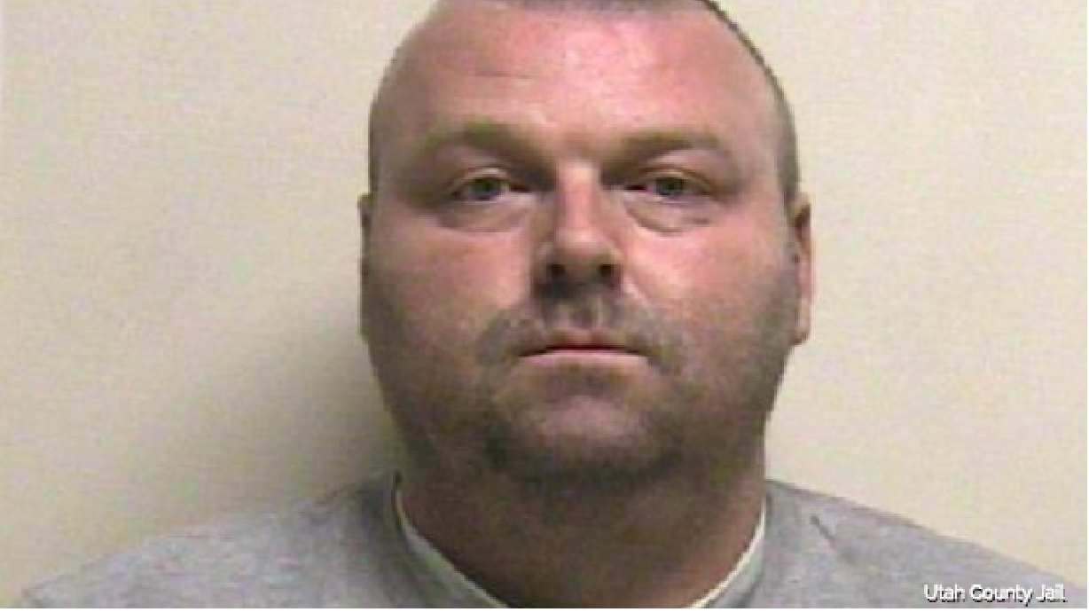 Hombre de UT arrestado por tomar fotografías de menores en baño de Iglesia SUD