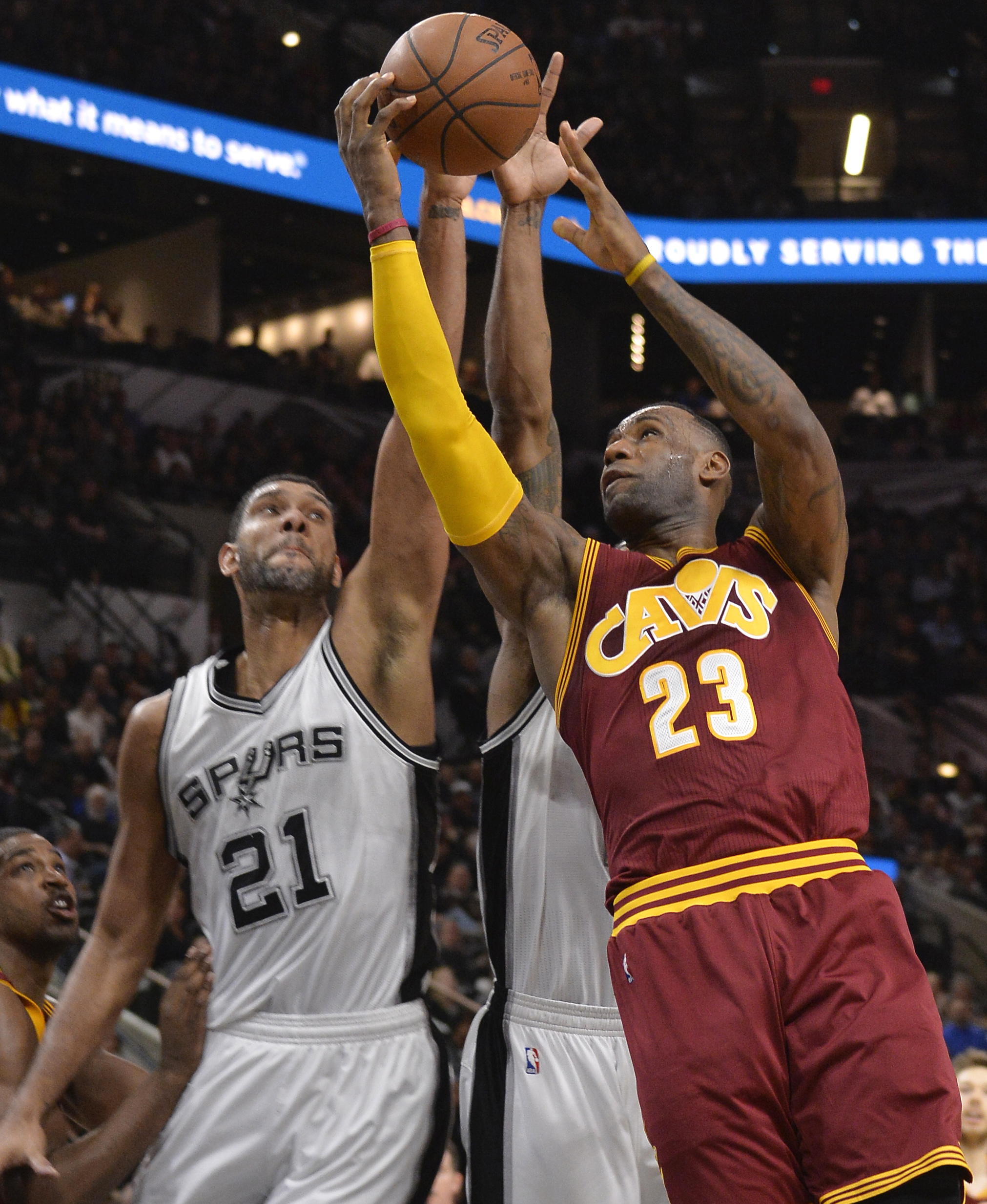 Spurs beat Cavaliers 99-95 for 32nd straight win at home