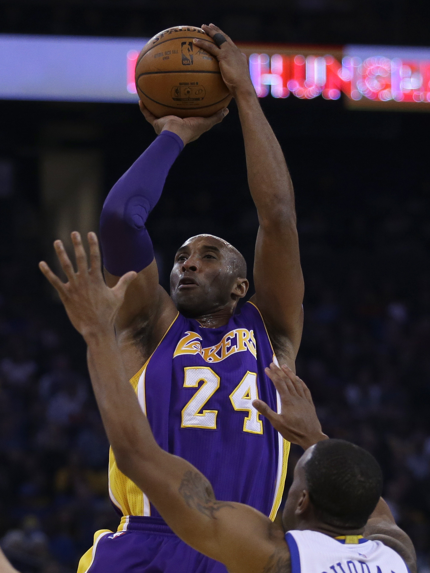 Curry, Warriors spoil Kobe's farewell in Oakland, 116-98
