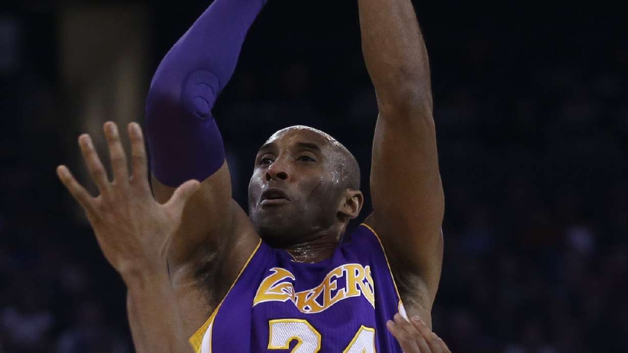 Curry, Warriors spoil Kobe's farewell in Oakland, 116-98