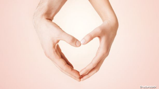 Hijo adoptado busca padres biológicos, los reencuentra luego de 38 años y se casan