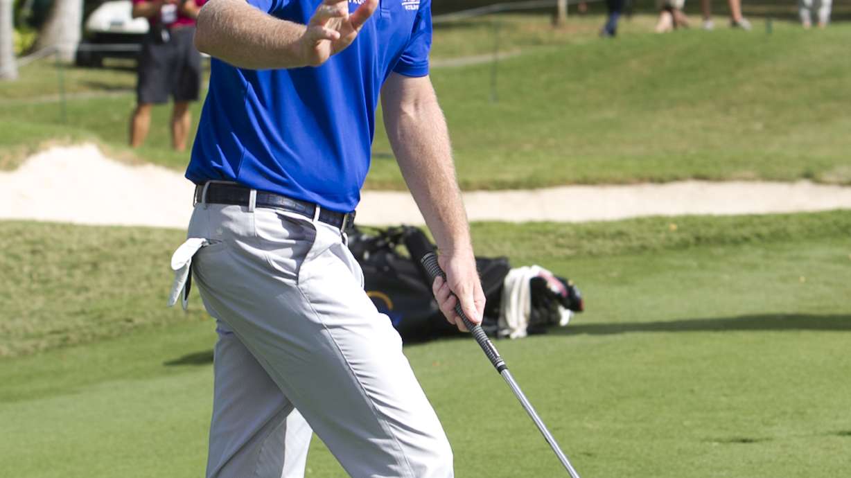 Brandt Snedeker takes 1-shot lead at Waialae