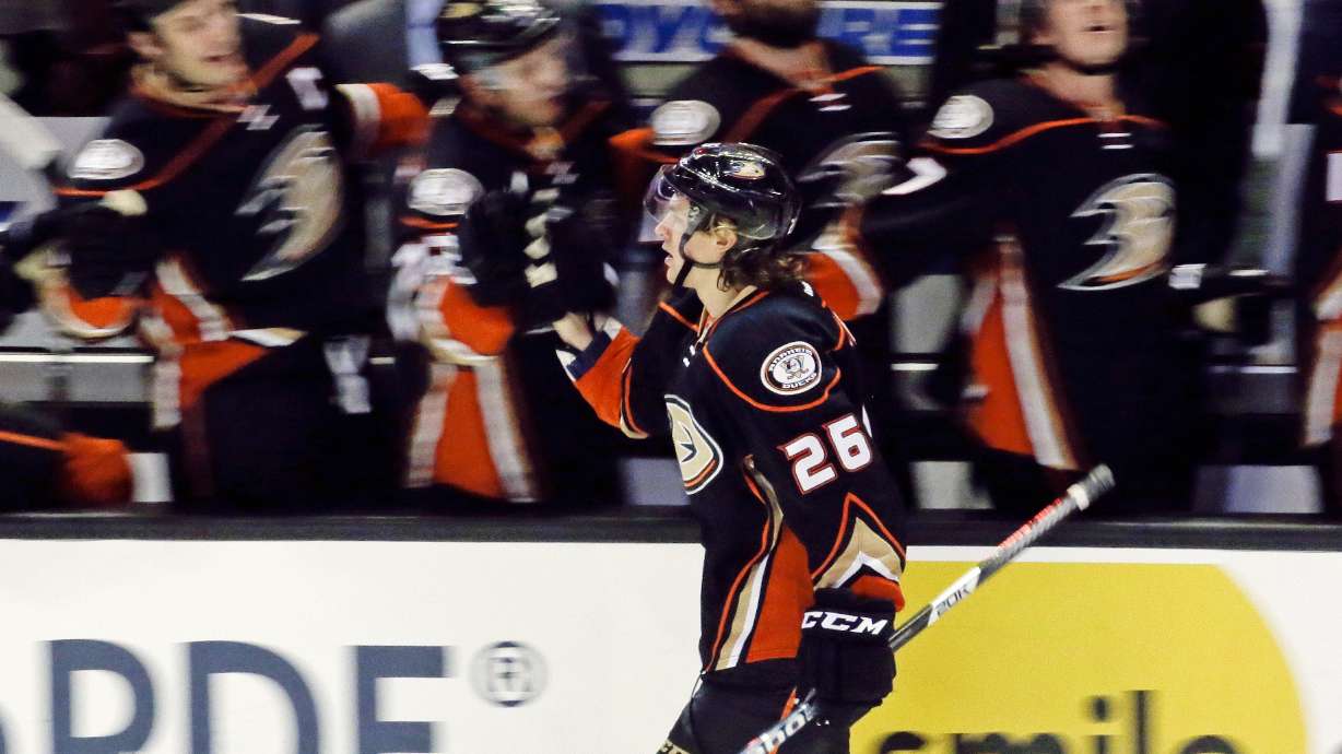 Ducks trade Hagelin to Penguins for Perron, Clendening
