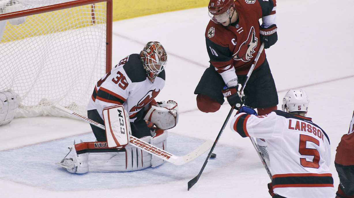 Schneider shuts out Coyotes in Devils' 2-0 win