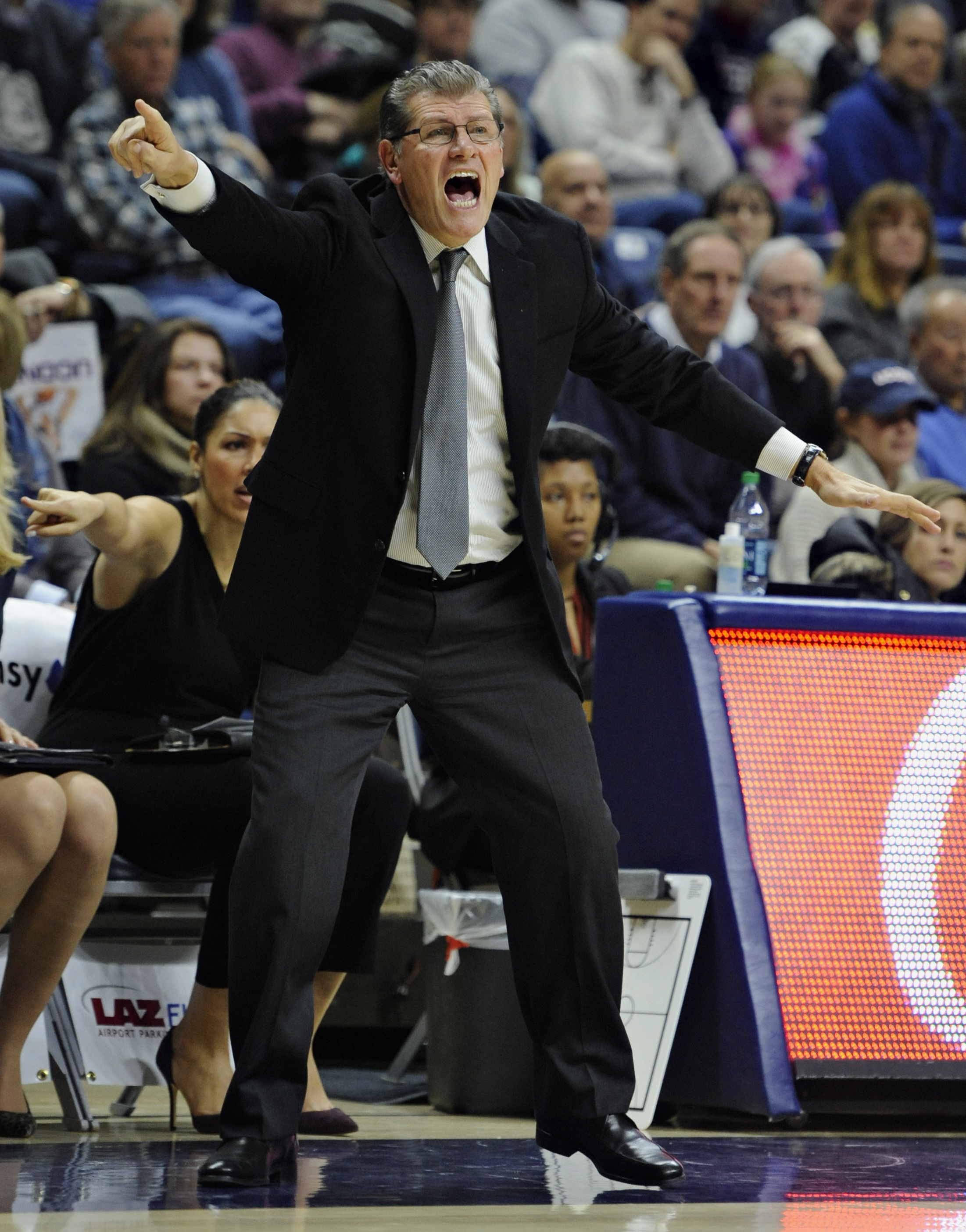 Stewart lifts No. 1 UConn to 104-49 rout of Temple