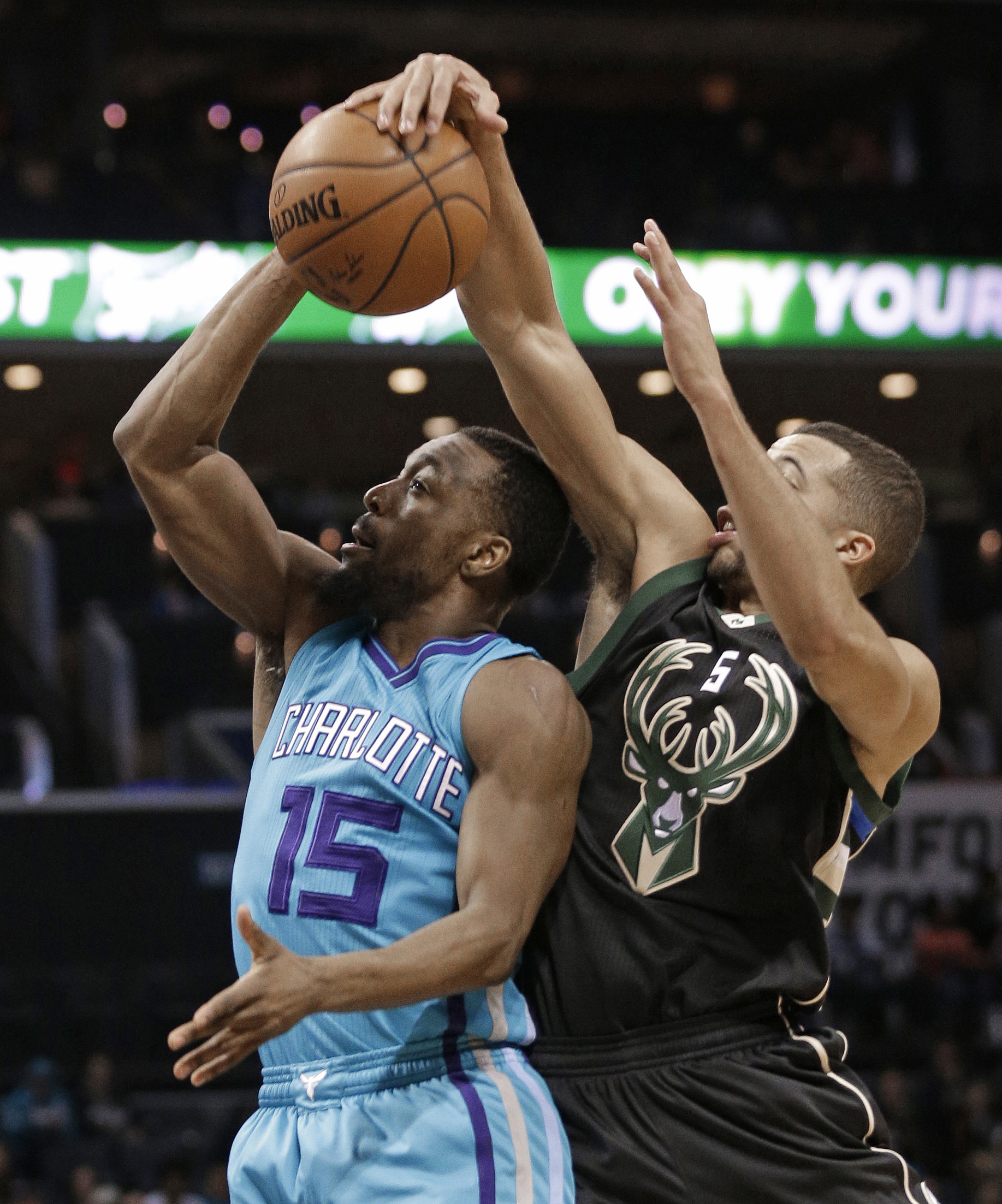 Middleton helps Bucks beat Hornets 105-92